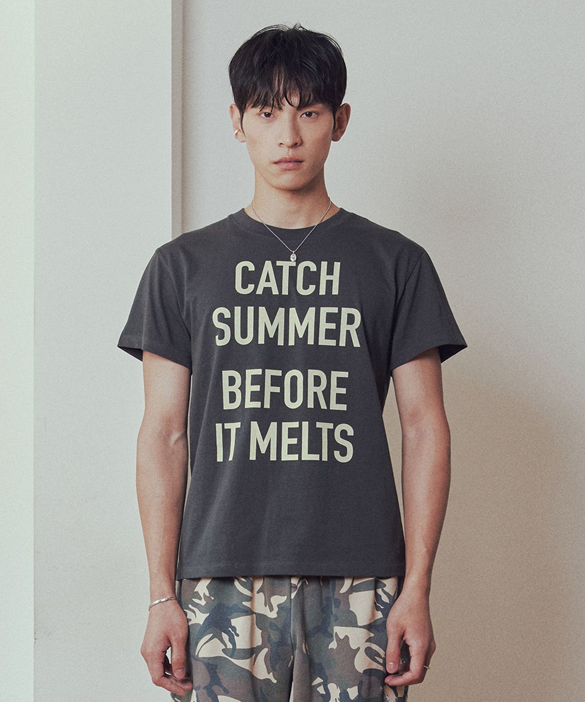 유네(YUNE) Catch Summer Tee_[Charcoal]