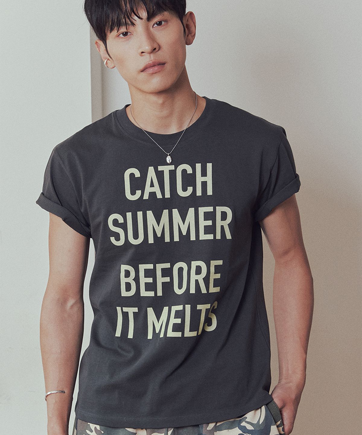 유네(YUNE) Catch Summer Tee_[Charcoal]