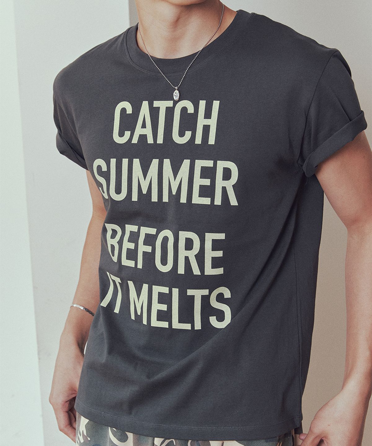 유네(YUNE) Catch Summer Tee_[Charcoal]