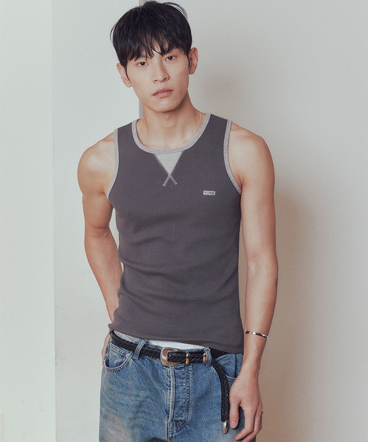 유네(YUNE) Hitch Sleeveless_[Charcoal]