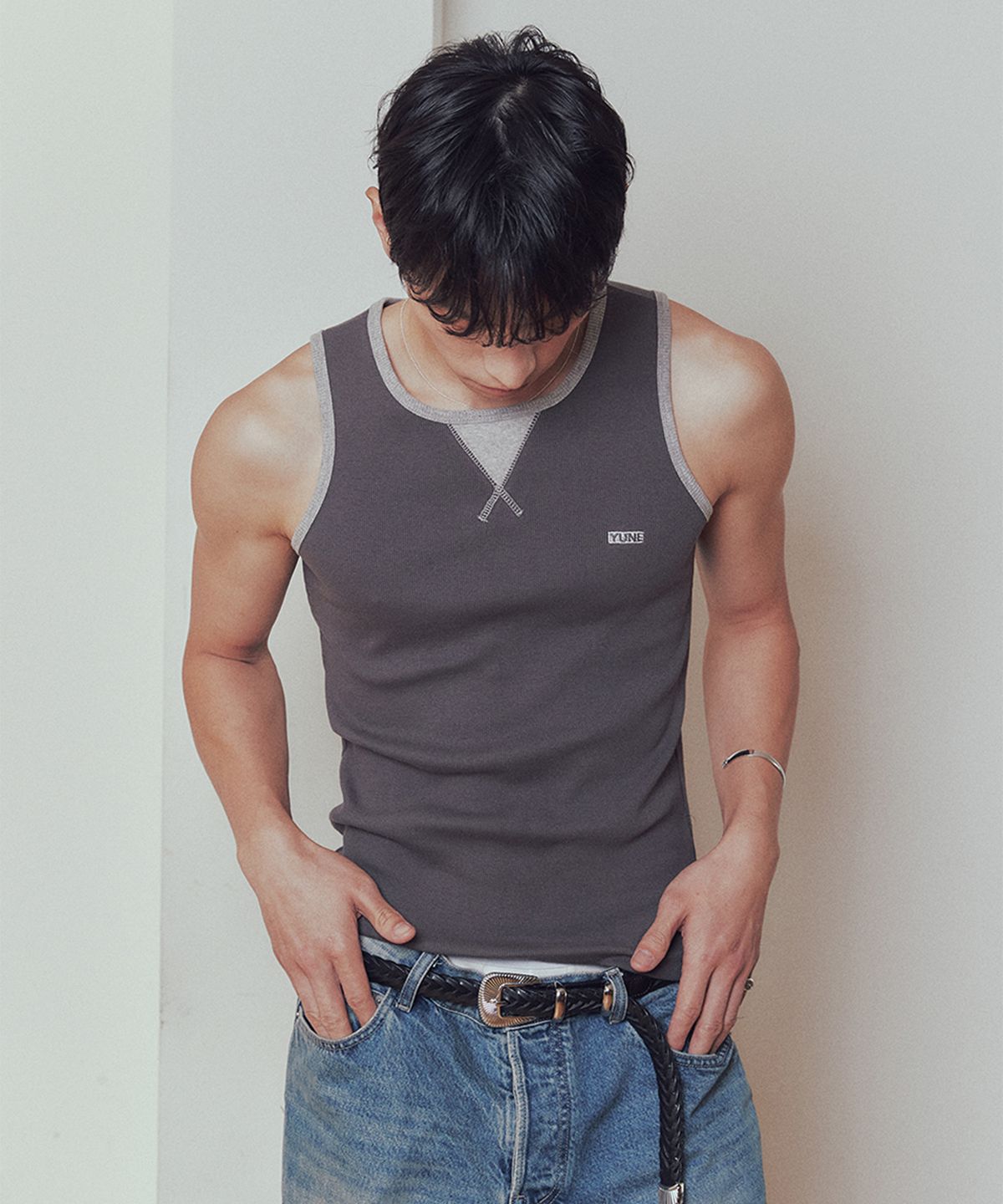 유네(YUNE) Hitch Sleeveless_[Charcoal]