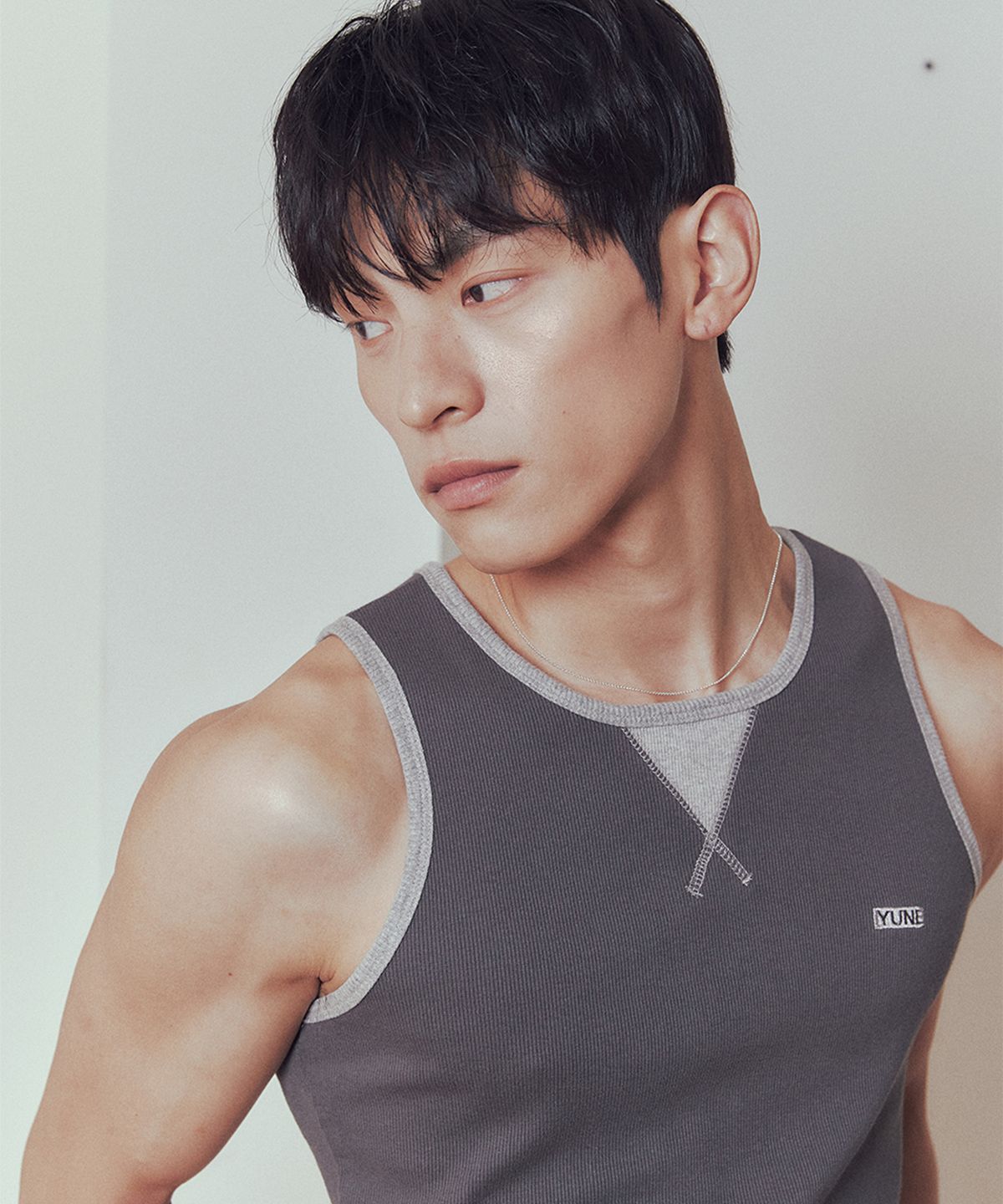 유네(YUNE) Hitch Sleeveless_[Charcoal]