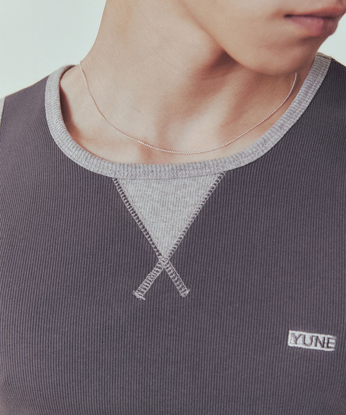 유네(YUNE) Hitch Sleeveless_[Charcoal]