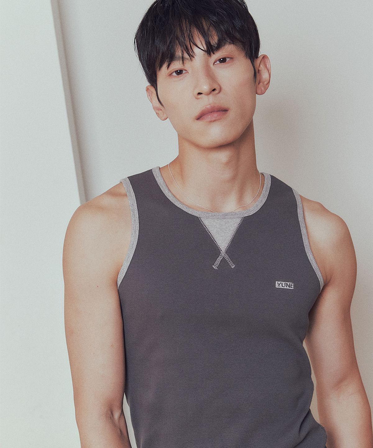 유네(YUNE) Hitch Sleeveless_[Charcoal]