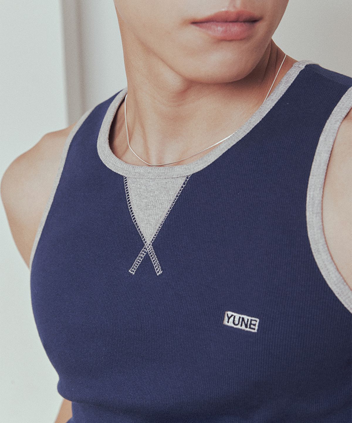 유네(YUNE) Hitch Sleeveless_[Navy]