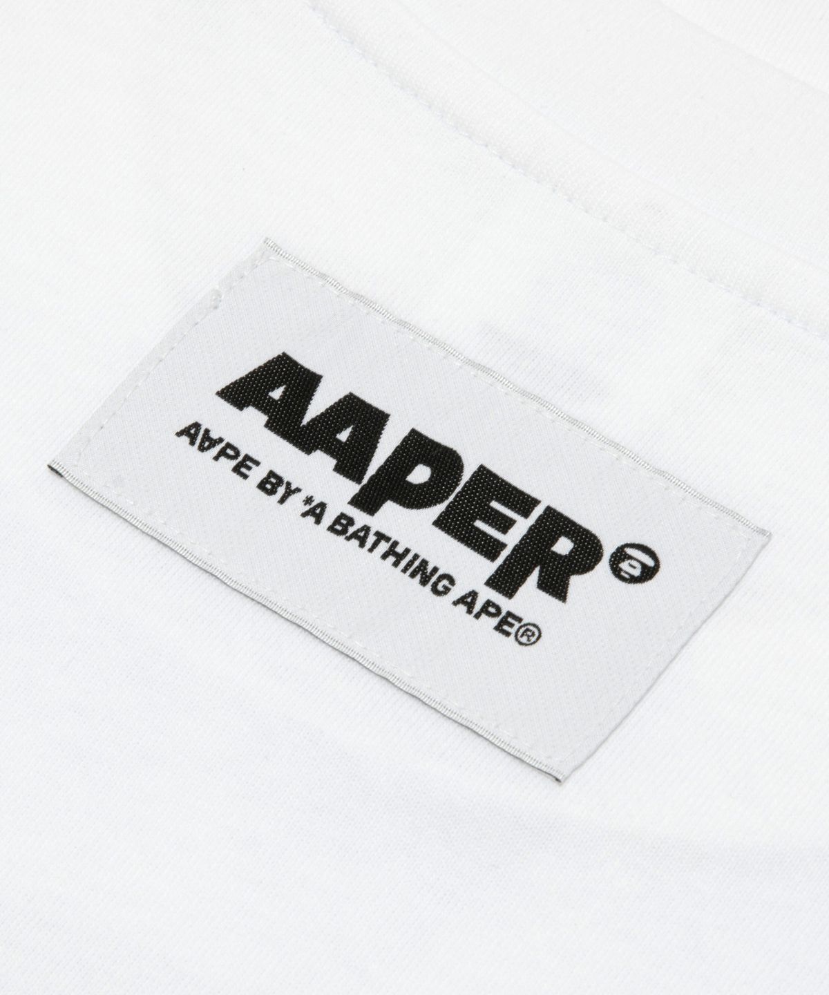 에이프(AAPE) AAPER 그래픽 롱슬리브 티셔츠 화이트 / AAPLTM1820XXQWHX