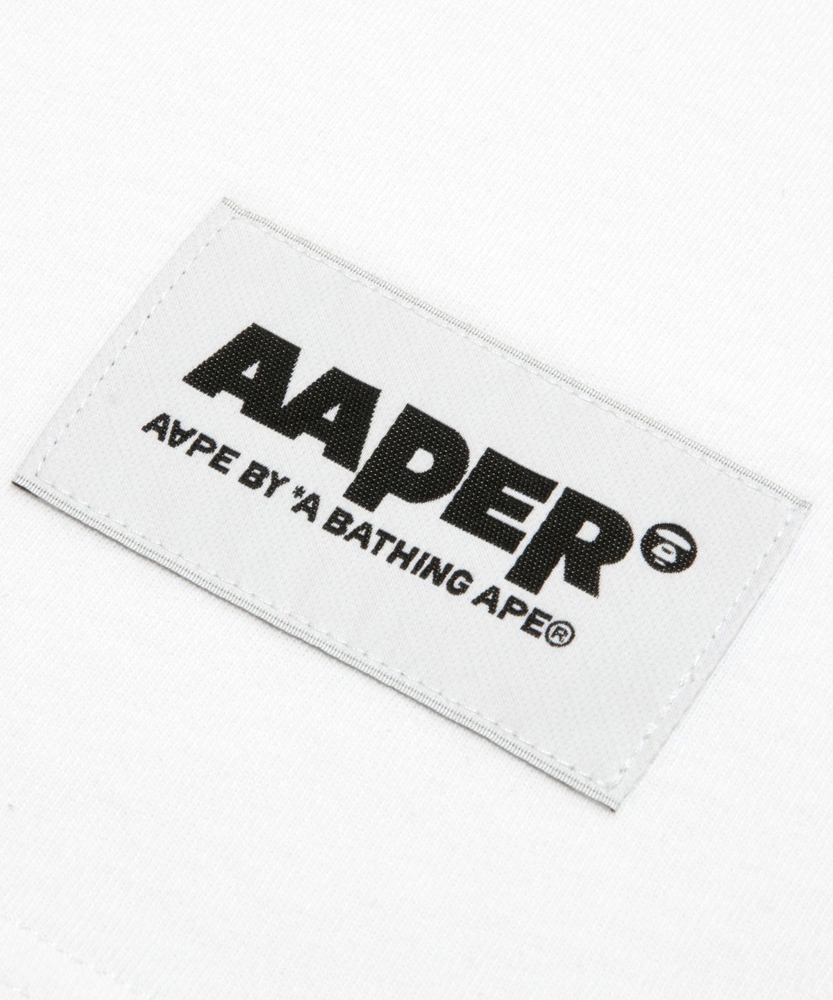 에이프(AAPE) AAPER 그래픽 티셔츠 화이트 / AAPTEM1821XXQWHX