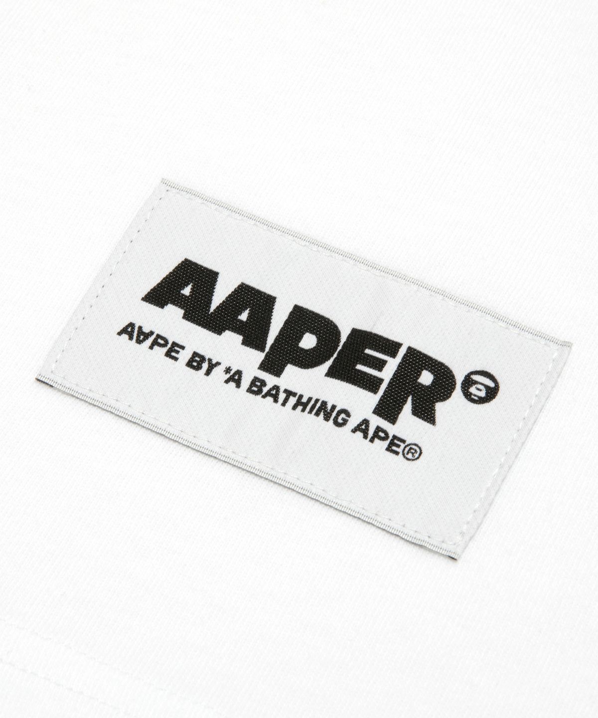에이프(AAPE) AAPER 그래픽 티셔츠 화이트 / AAPTEM1827XXQWHX
