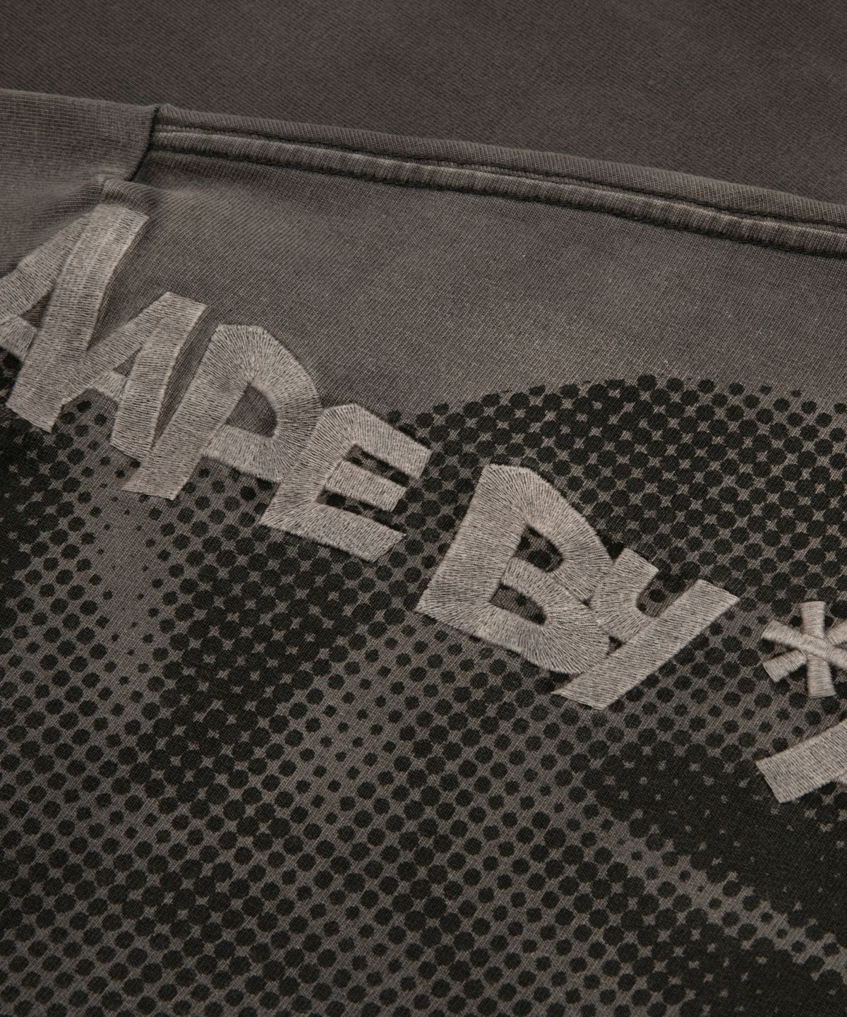 에이프(AAPE) 문페이스 그래픽 티셔츠 차콜 / AAPTEM1882XXQBKL