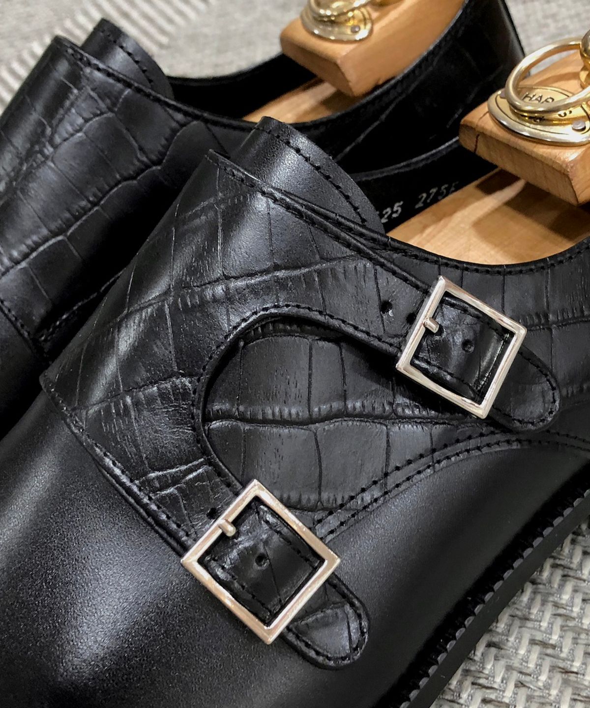 조앤슈(JOENSHOE) 르누아르 투톤 몽크스트랩 와니블랙