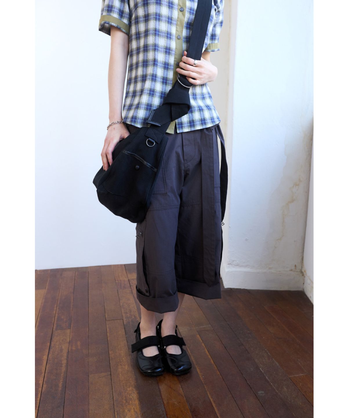 해칭룸(HATCHINGROOM) Roll up Fatigue Shorts Dark Brown