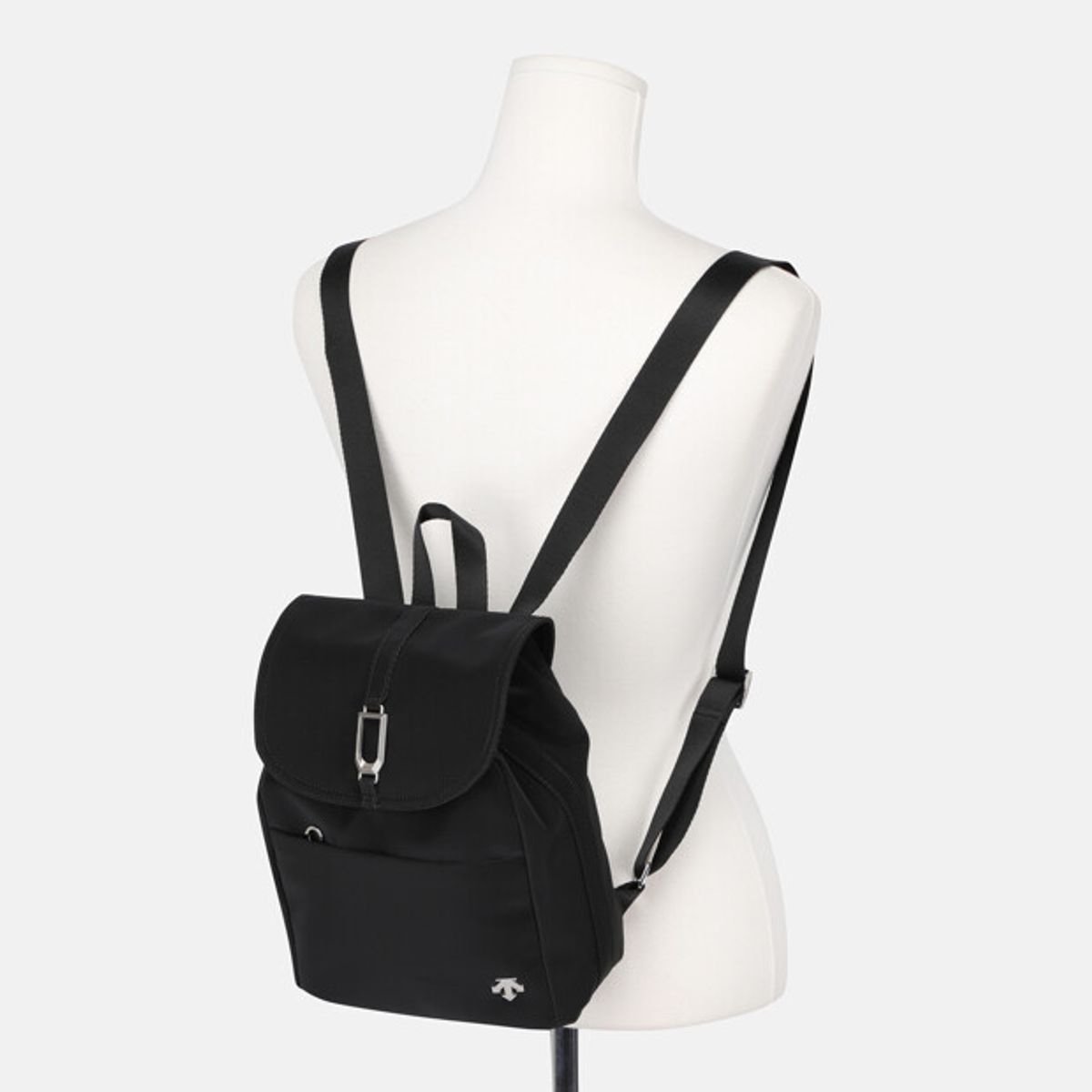 데상트(DESCENTE) 여성 미니 후드 백팩 (7L) 블랙 SR322UBP71