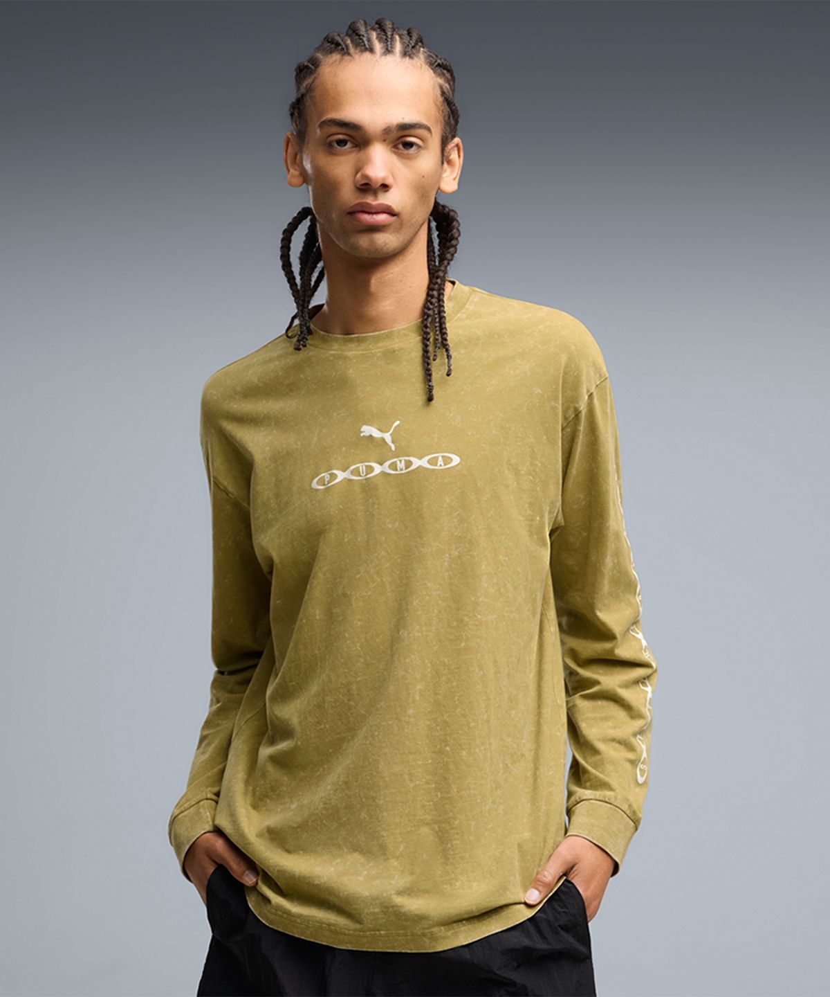 푸마(PUMA) 런 컬쳐 컬렉티브 릴렉스드 워시드 그래픽 롱 슬리브 - 차이 라떼 / 639098-89