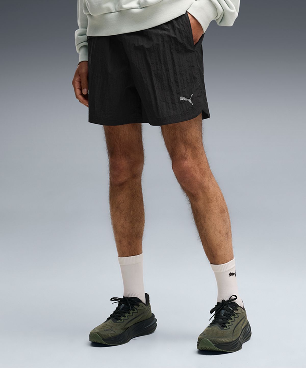 푸마(PUMA) 런 컬쳐 컬렉티브 T7 릴렉스드 우븐 쇼츠 5인치 - 푸마 블랙 / 639074-01