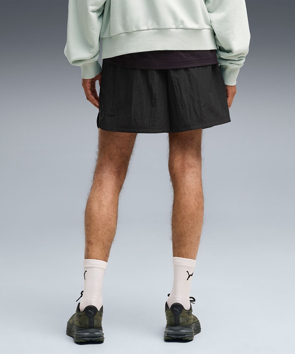 푸마(PUMA) 런 컬쳐 컬렉티브 T7 릴렉스드 우븐 쇼츠 5인치 - 푸마 블랙 / 639074-01