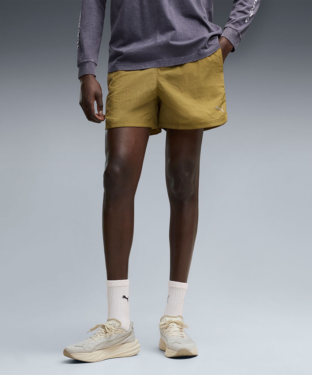 푸마(PUMA) 런 컬쳐 컬렉티브 T7 릴렉스드 우븐 쇼츠 5인치 - 차이 라떼 / 639074-89