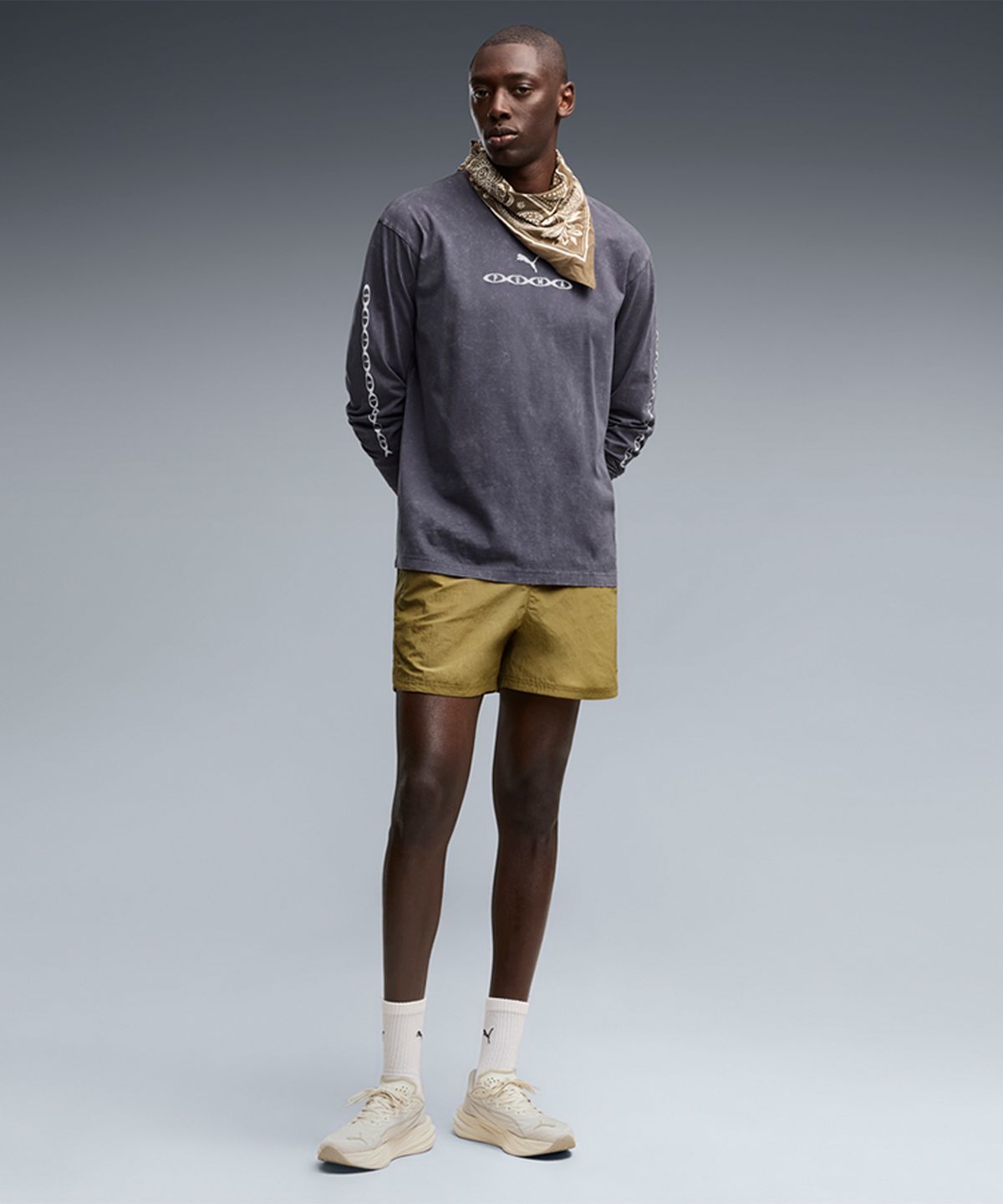 푸마(PUMA) 런 컬쳐 컬렉티브 T7 릴렉스드 우븐 쇼츠 5인치 - 차이 라떼 / 639074-89