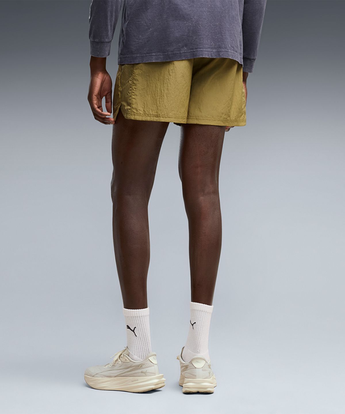 푸마(PUMA) 런 컬쳐 컬렉티브 T7 릴렉스드 우븐 쇼츠 5인치 - 차이 라떼 / 639074-89