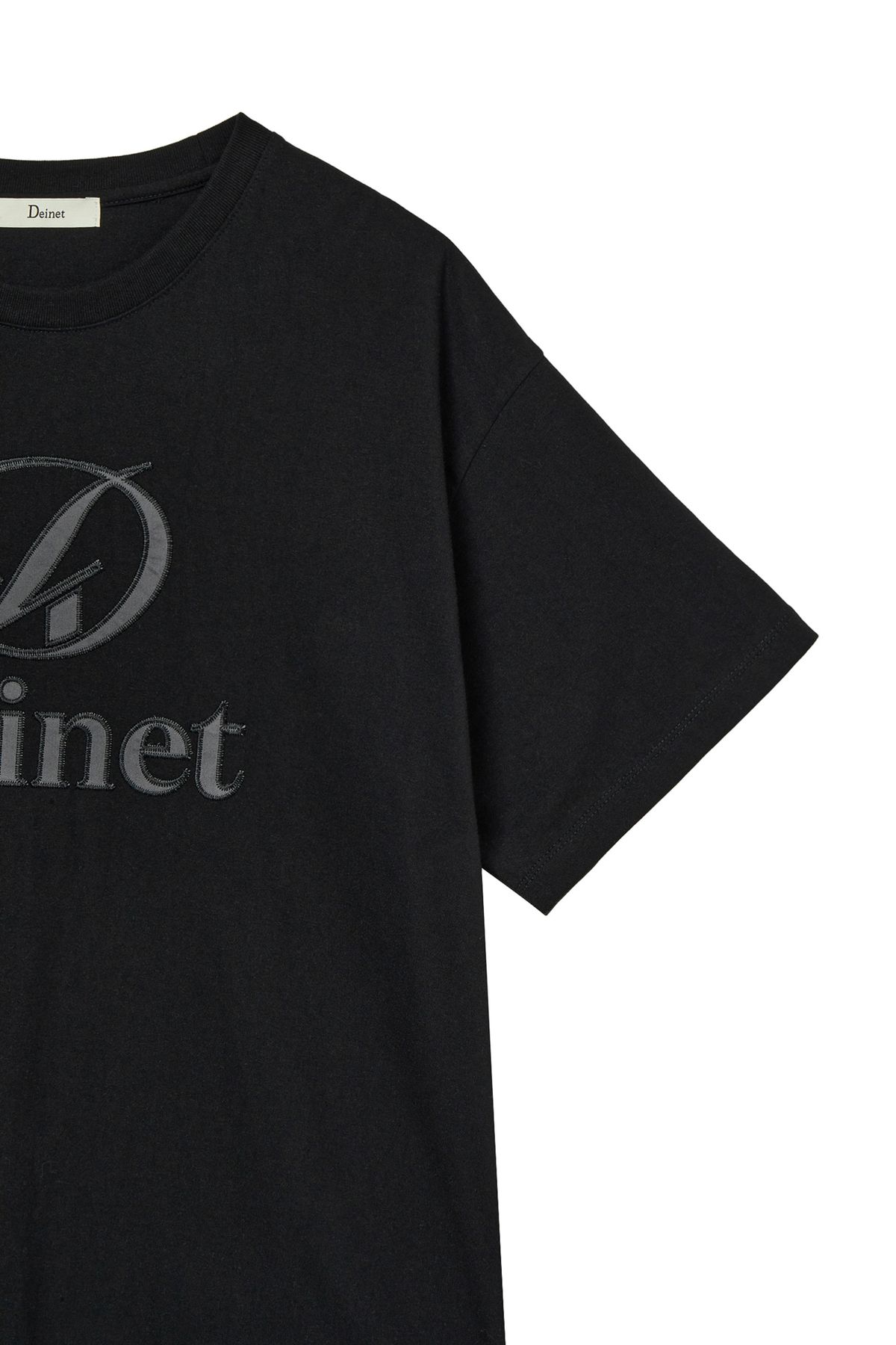 다이닛(DEINET) APPLICATION STITCH T-SHIRT IN BLACK