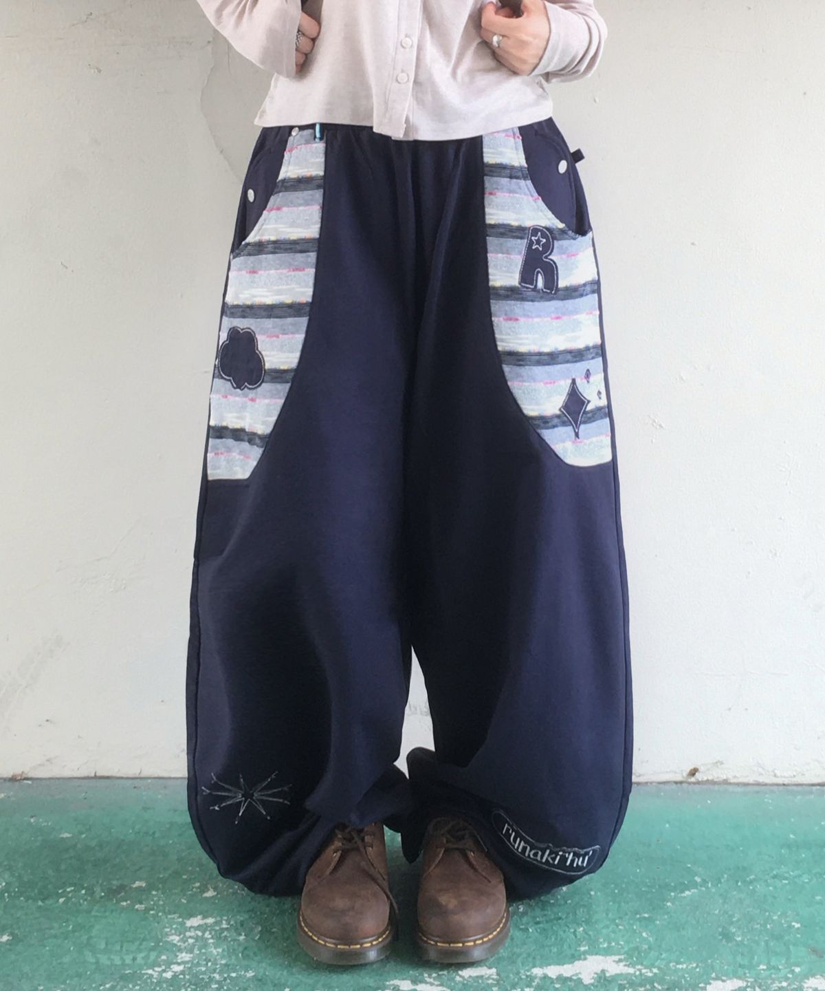 루나키후(RuNaKi'Hu') WXP095 하나우타 아플리케 스웻 벌룬팬츠 (NAVY)