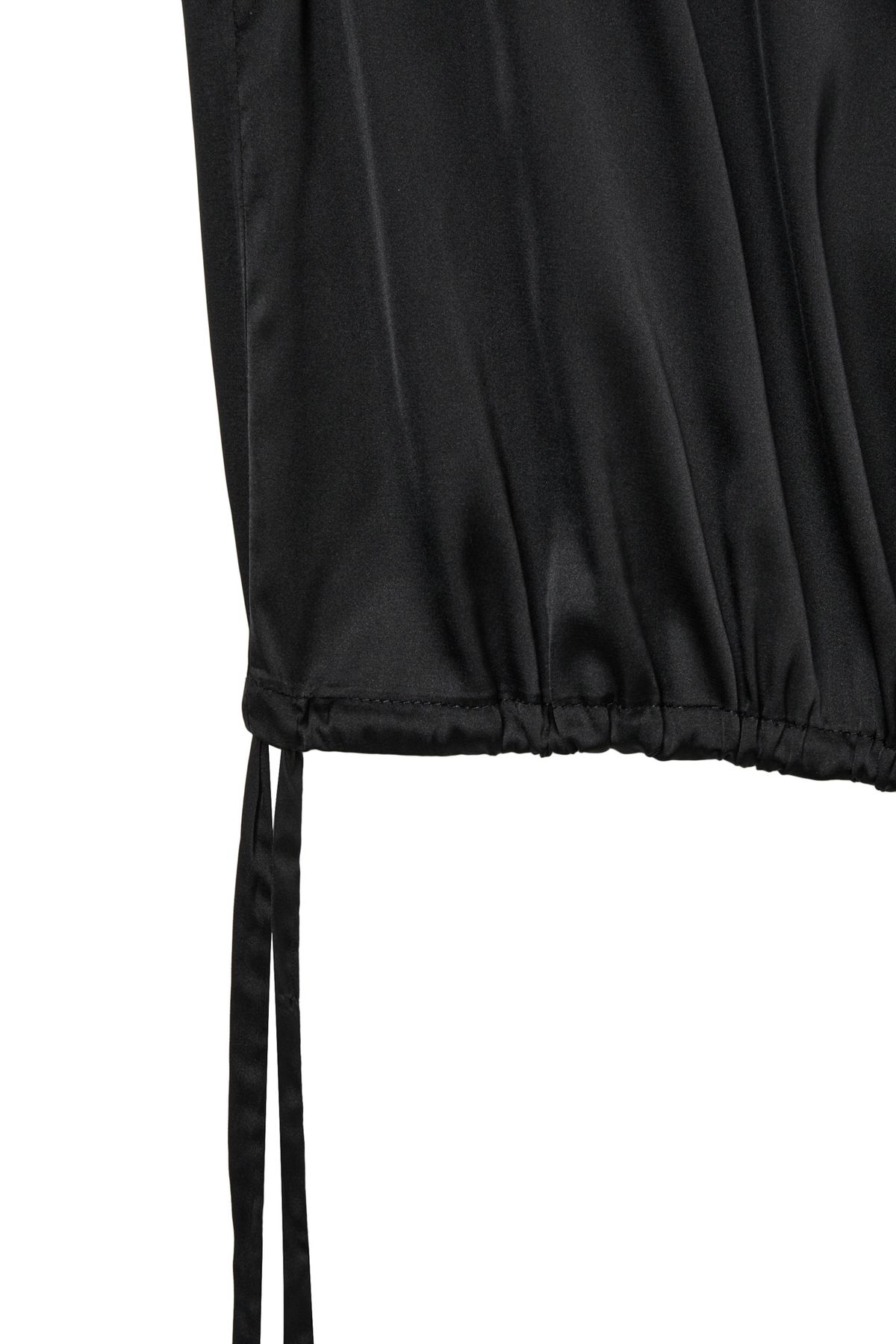 다이닛(DEINET) SATIN SHIRRING SLEEVELESS IN BLACK