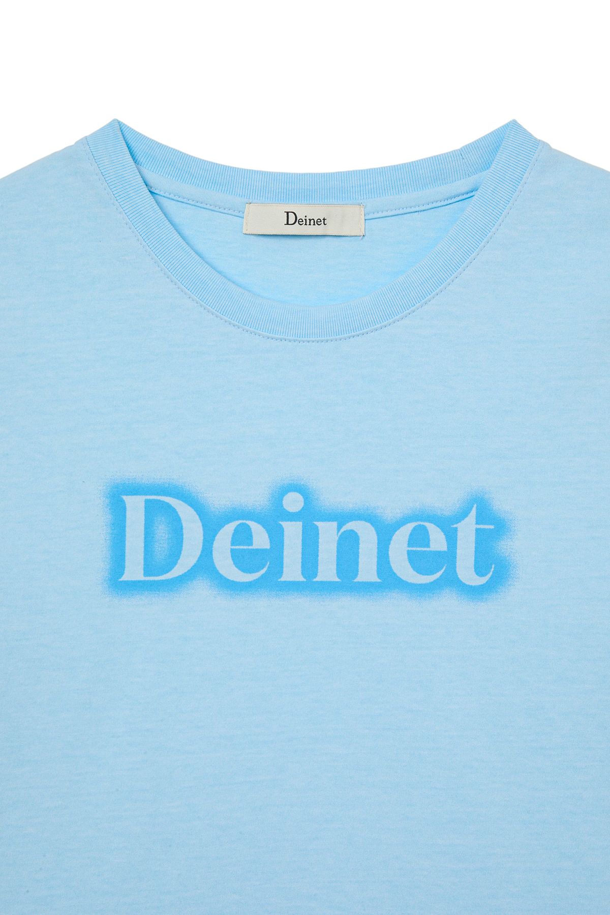 다이닛(DEINET) SPRAY LOGO PIGMENT T-SHIRT IN SKY BLUE