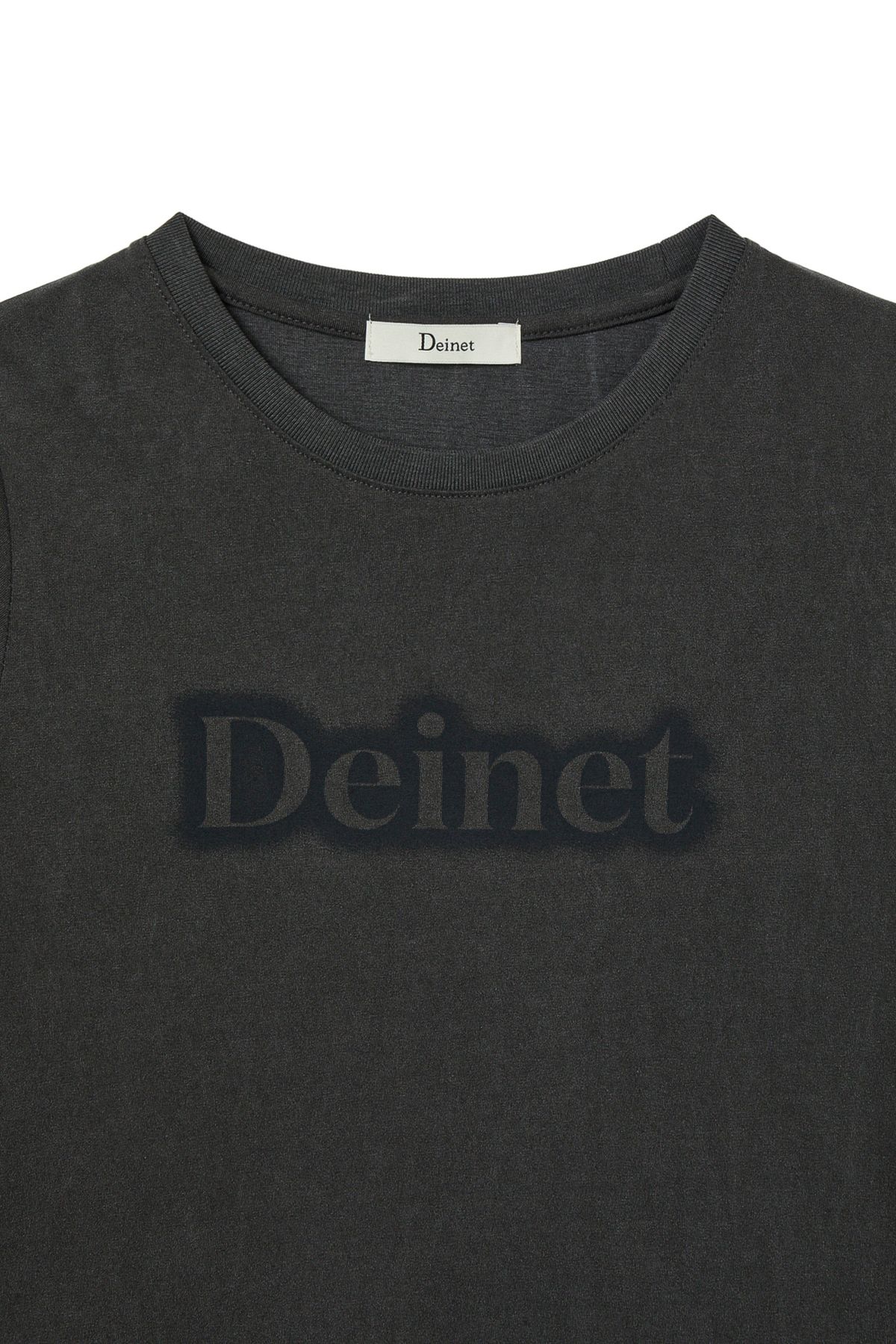 다이닛(DEINET) SPRAY LOGO PIGMENT T-SHIRT IN CHARCOAL