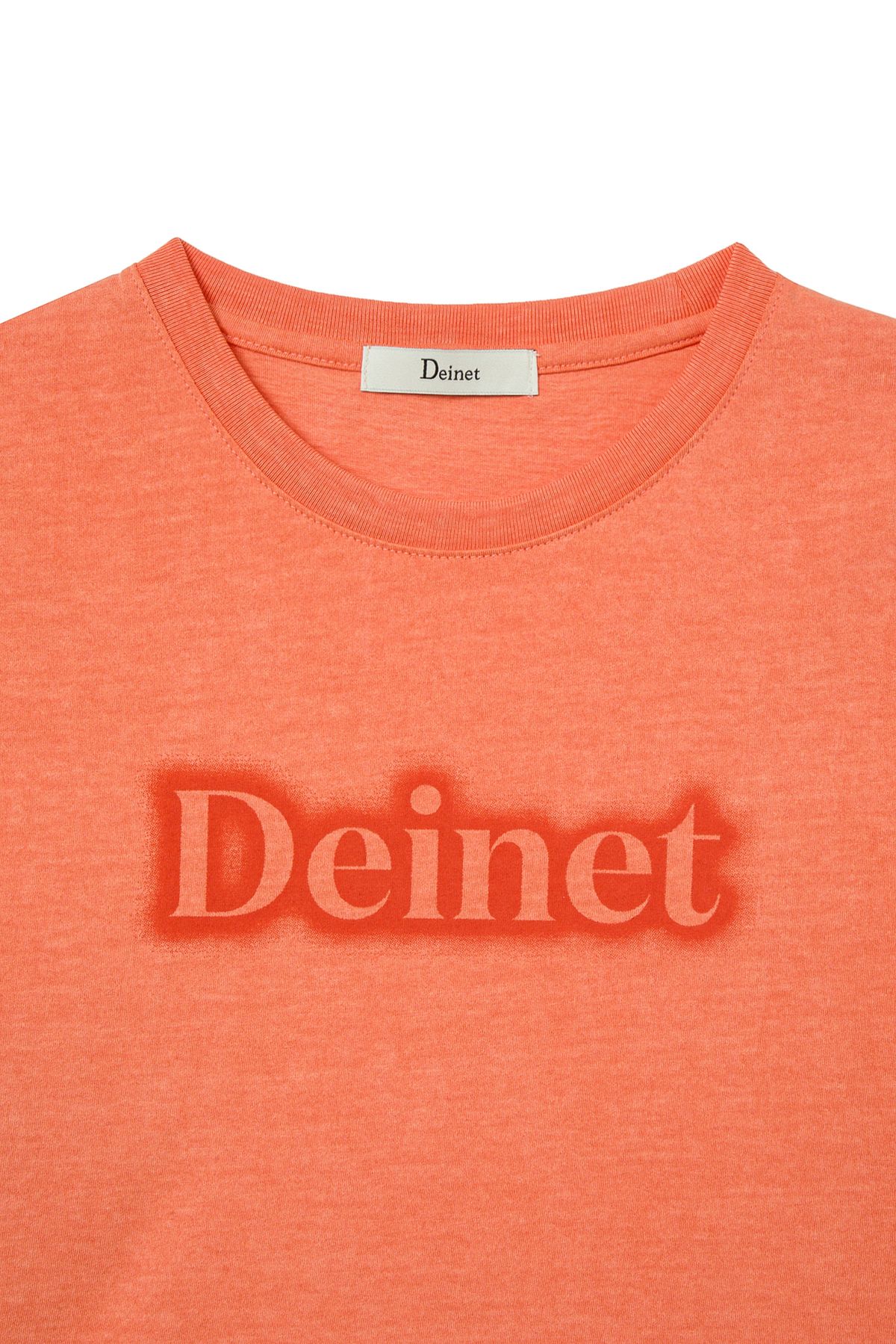 다이닛(DEINET) SPRAY LOGO PIGMENT T-SHIRT IN ORANGE