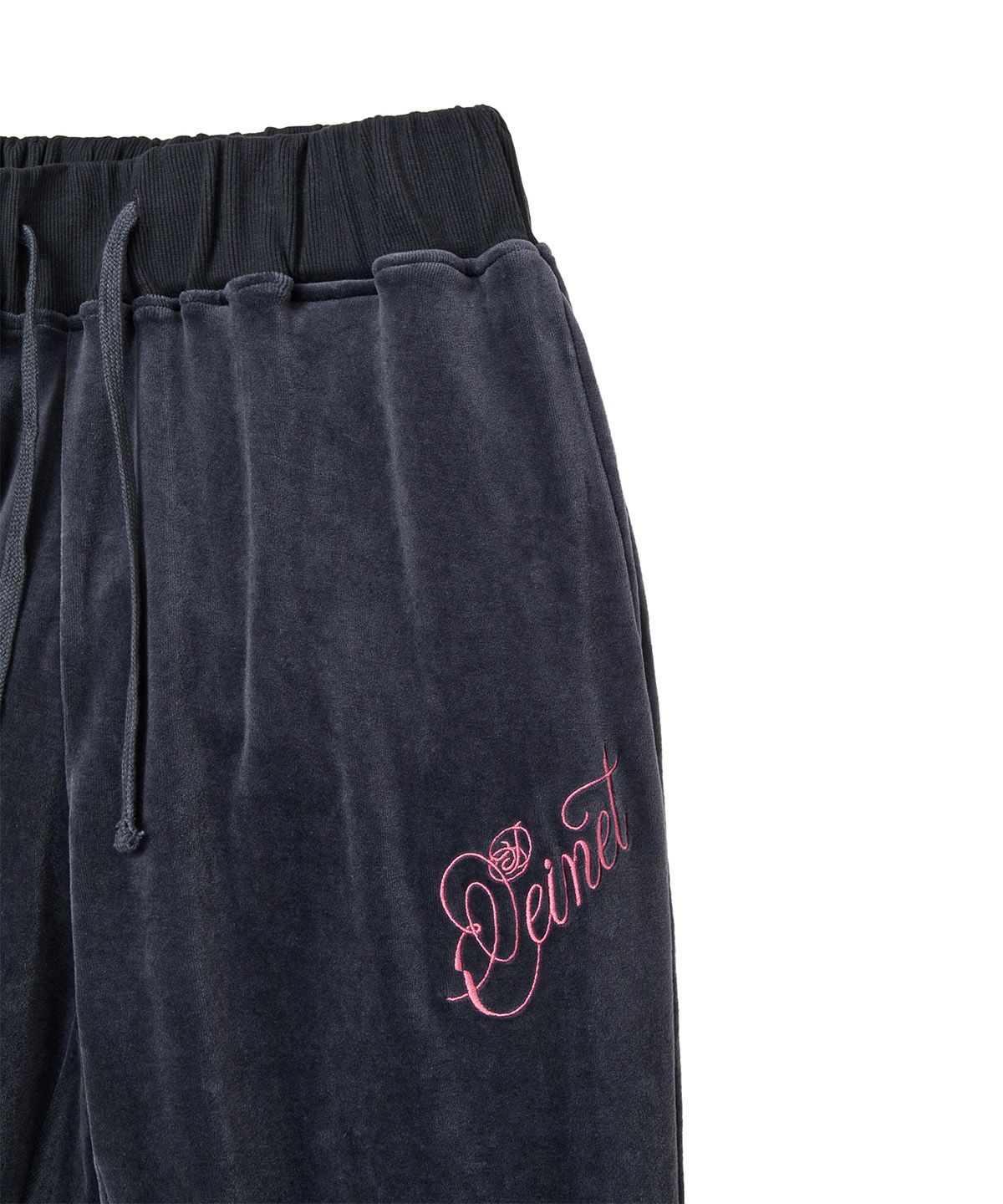 다이닛(DEINET) ROSE TYPO CAPRI JOGGER PANTS IN CHARCOAL