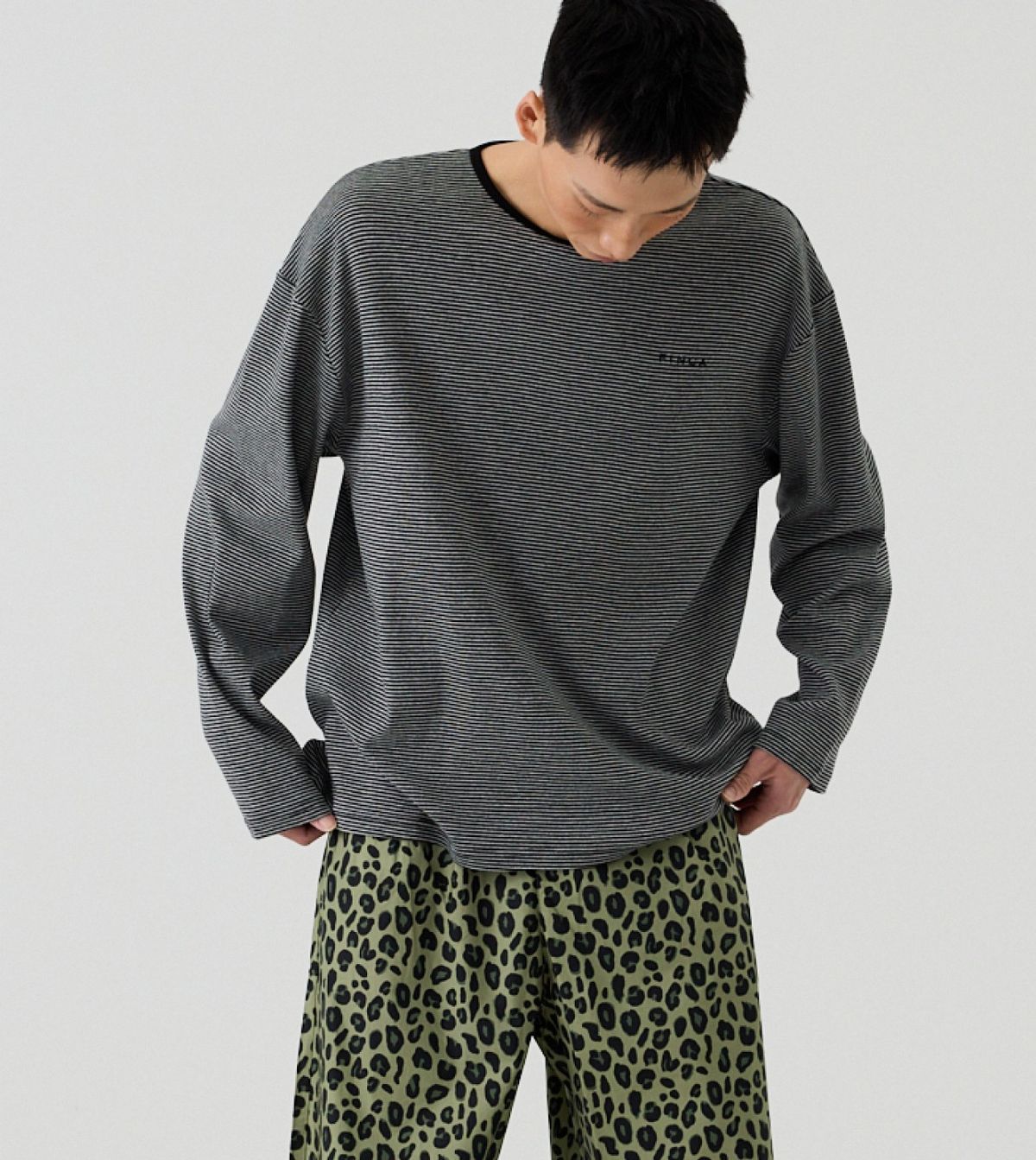핀카(FINCA) BK&GR 트윈 홈웨어 파자마 셋업_블랙 그레이&그린 레오파드 2Sizes