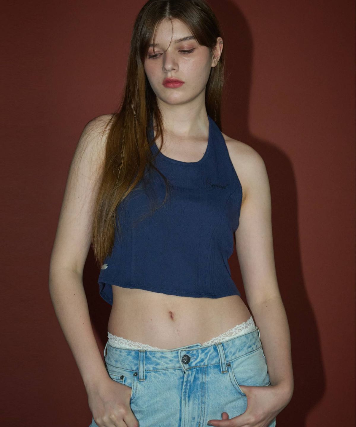 림닉(REEMNIK) NOISE EYELET PUNCHING CROPPED HALTERNECK TOP [NAVY]