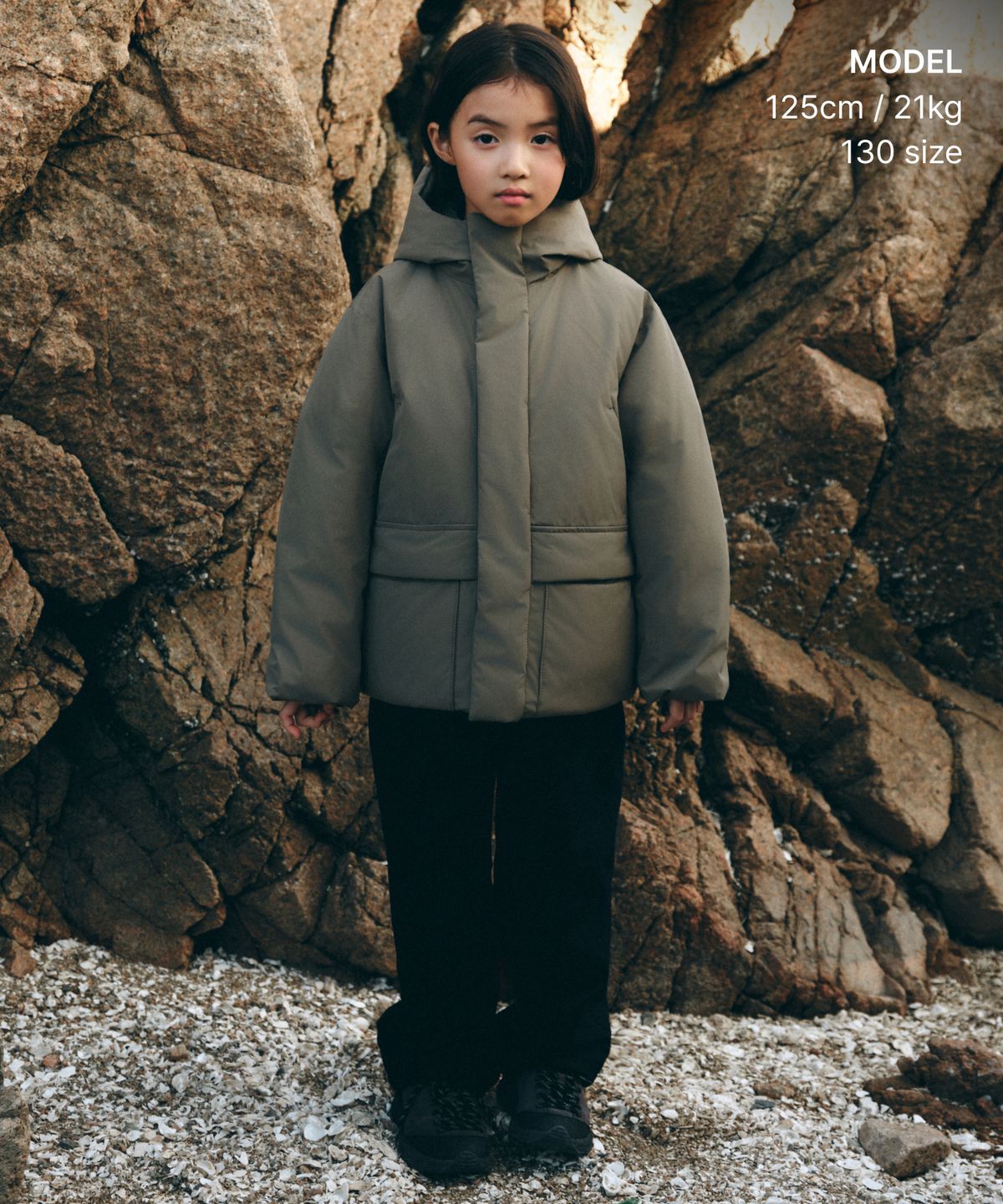 무신사 스탠다드 키즈(MUSINSA STANDARD KIDS) [시티 레저] 논 퀼팅 후디드 다운 패딩 재킷 [라이트 카키]