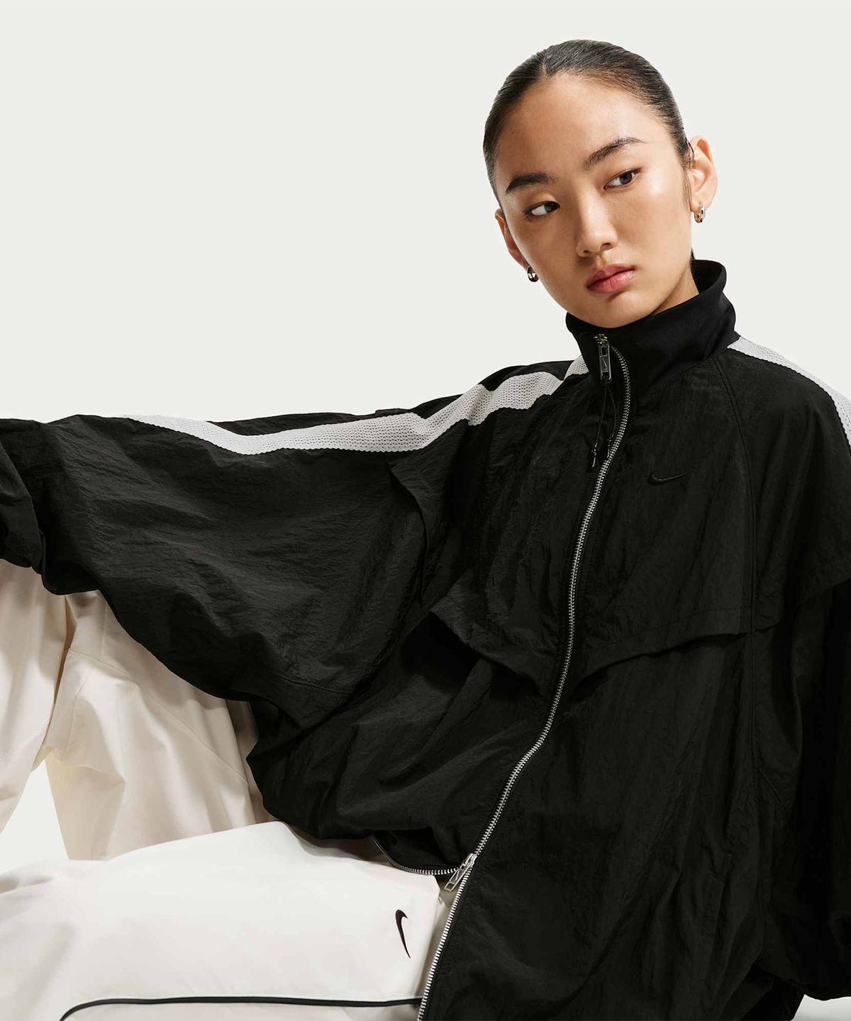 나이키(NIKE) 스포츠웨어 오버사이즈 벌룬 트랙 재킷 W - 블랙:세일:블랙 / IM8166-010