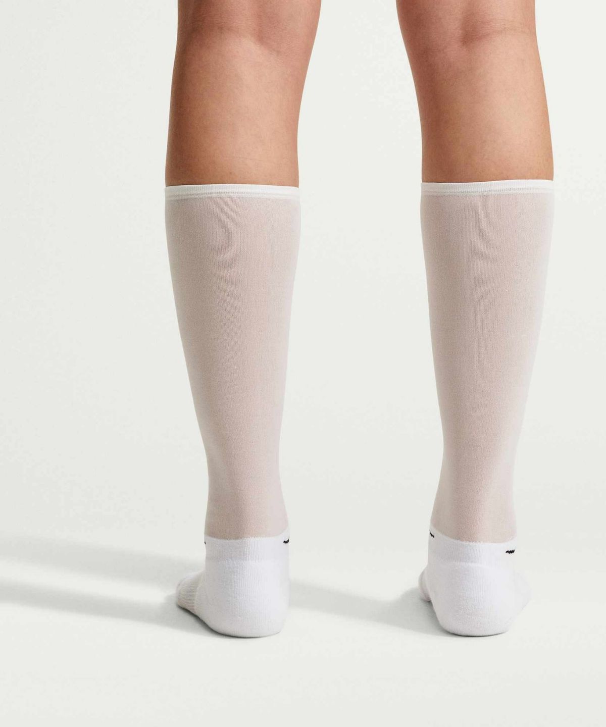 나이키(NIKE) 에브리데이 엘리베이티드 오버 더 카프 양말(1켤레) - 화이트:플래티넘 틴트 / IO1846-100