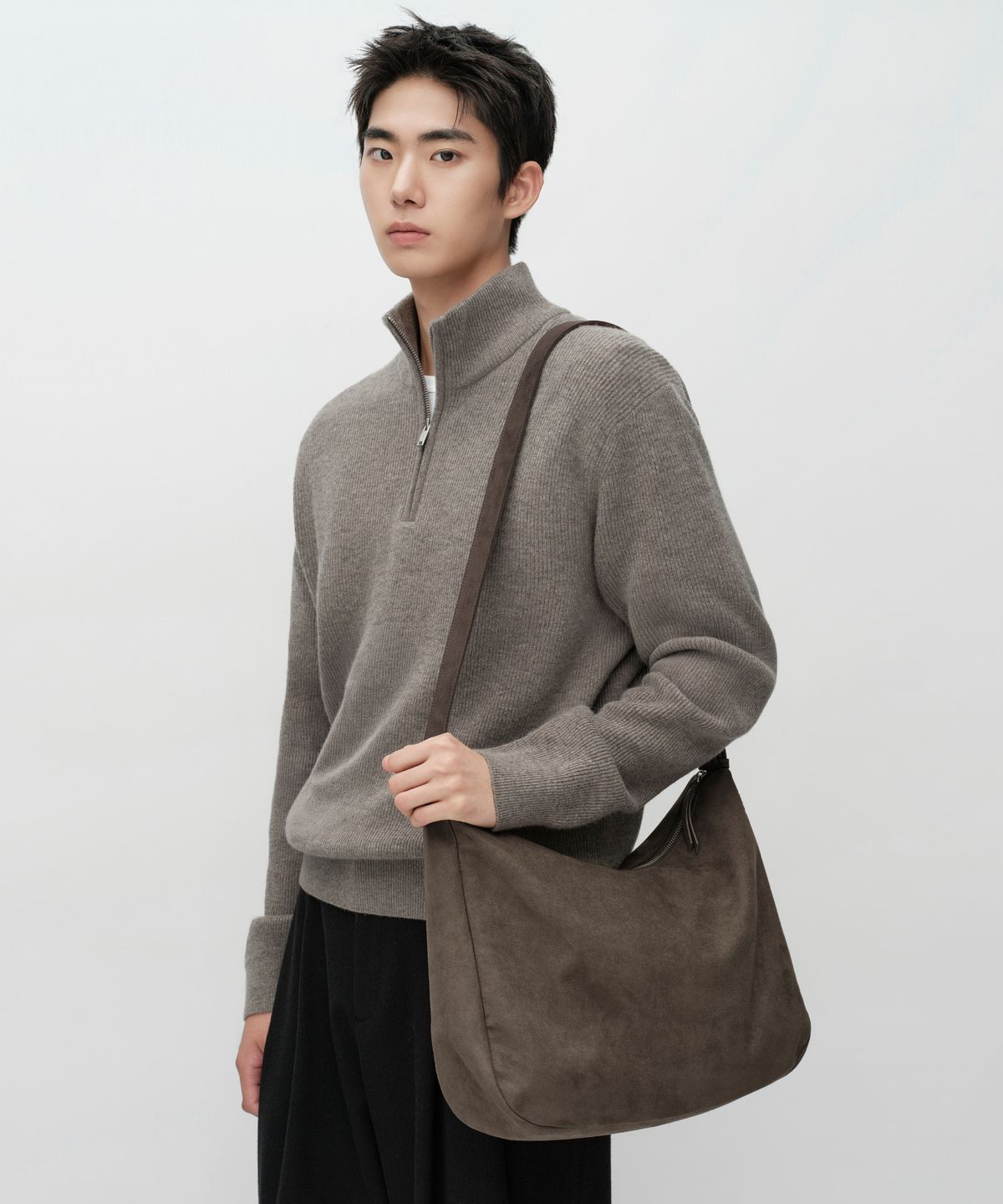 무신사 스탠다드(MUSINSA STANDARD) 신세틱 스웨이드 메신저백 [브라운]