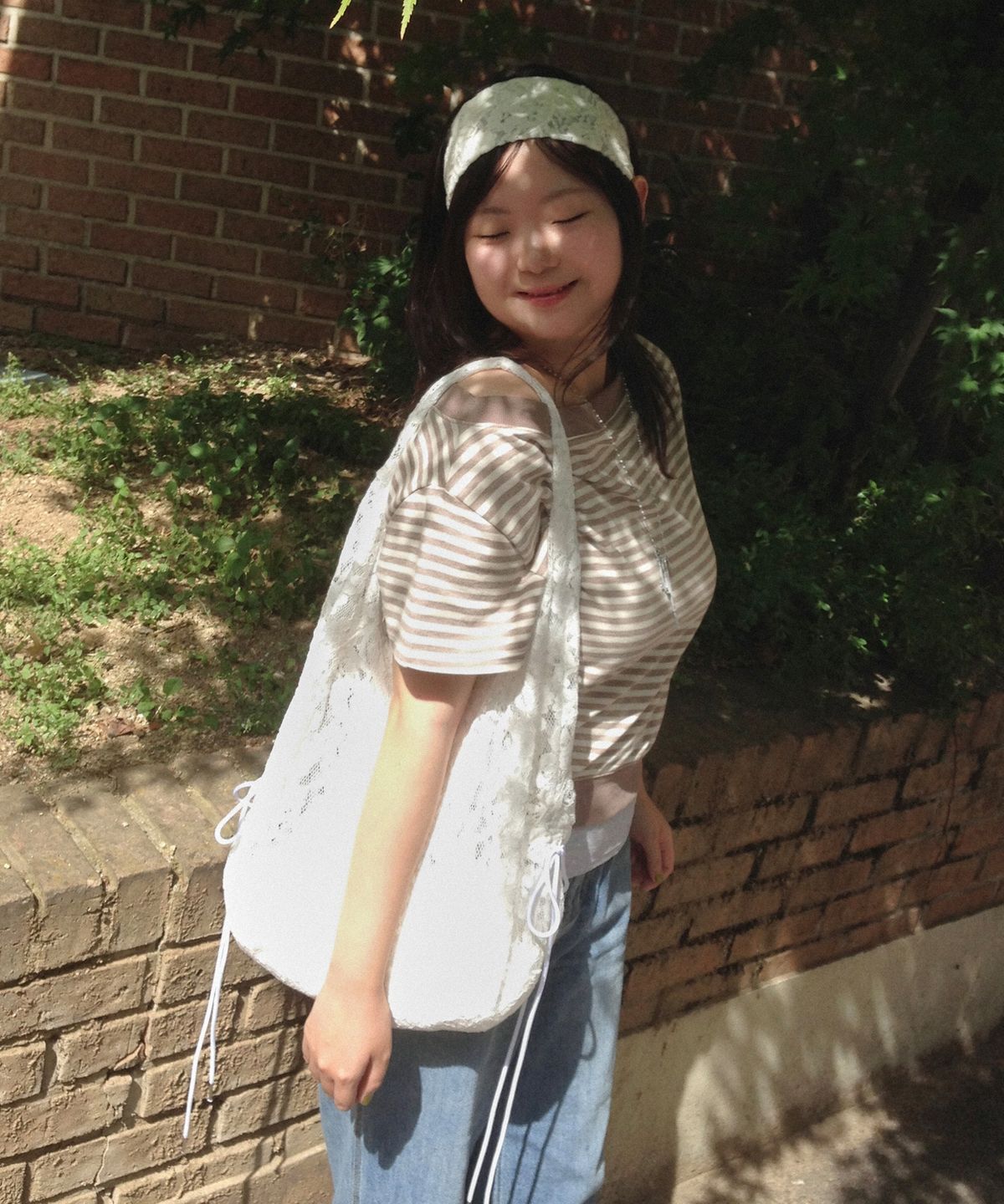 보르(VOOR) 플로럴 레이스 셔링 숄더백_화이트
