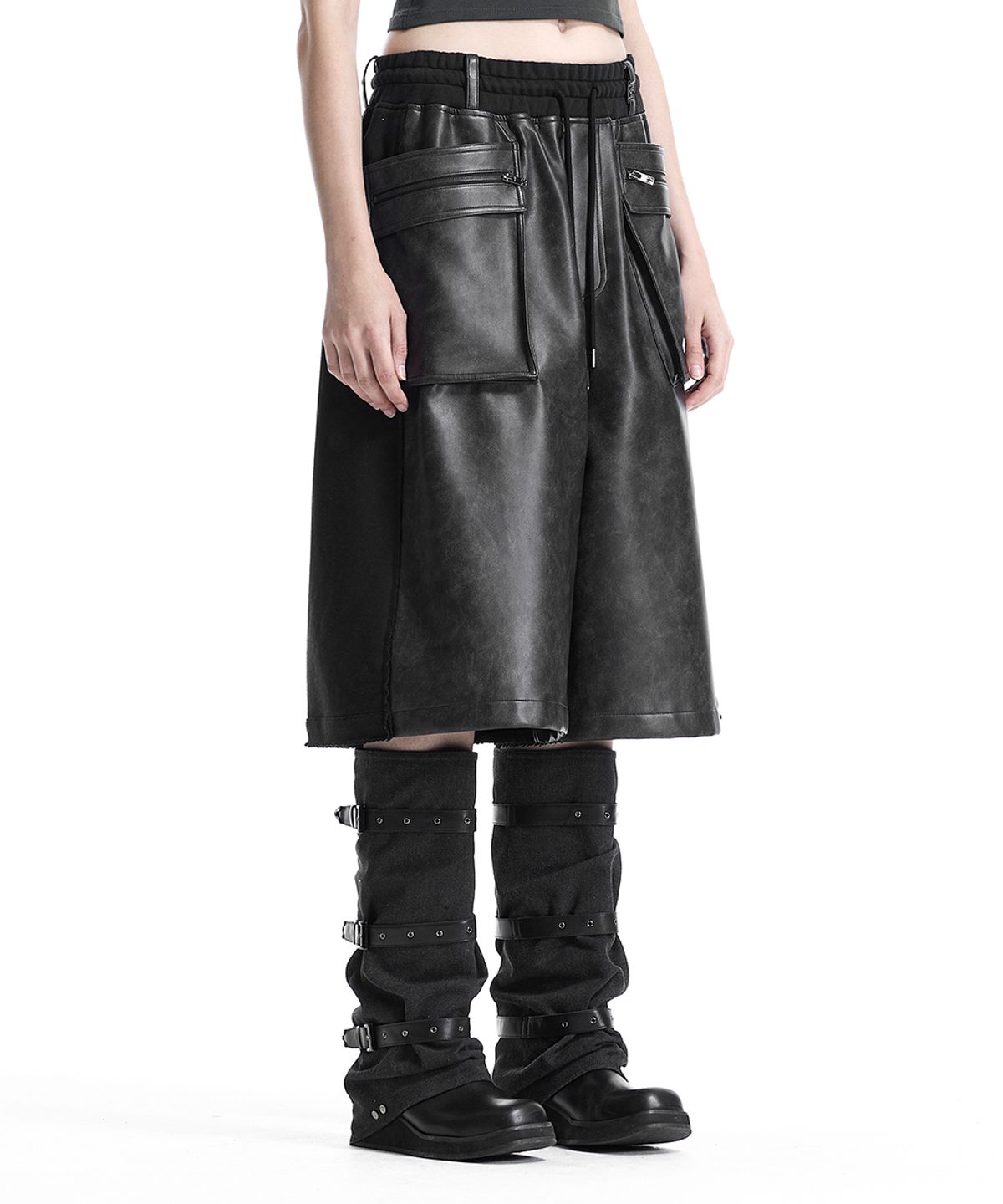 트리밍버드(TREEMINGBIRD) Leather-Panelled Cargo Bermuda Pants [ Black ]