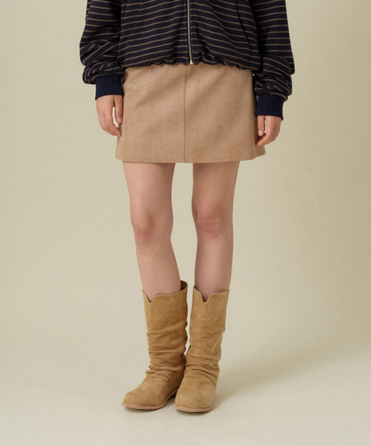 망고매니플리즈(MANGO MANY PLEASE) OIL SUEDE MINI SKIRT_BEIGE