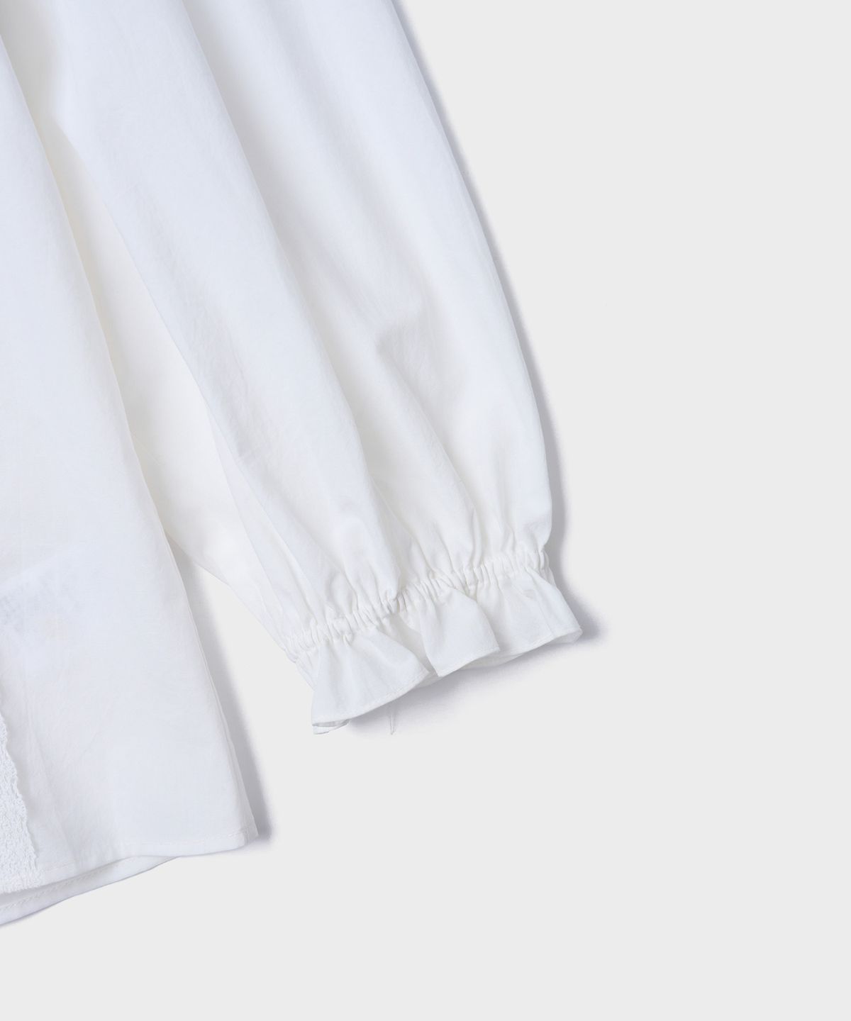 튜드먼트(TTUDEMENT) PINTUCK LACE FRILL BLOUSE_IVORY