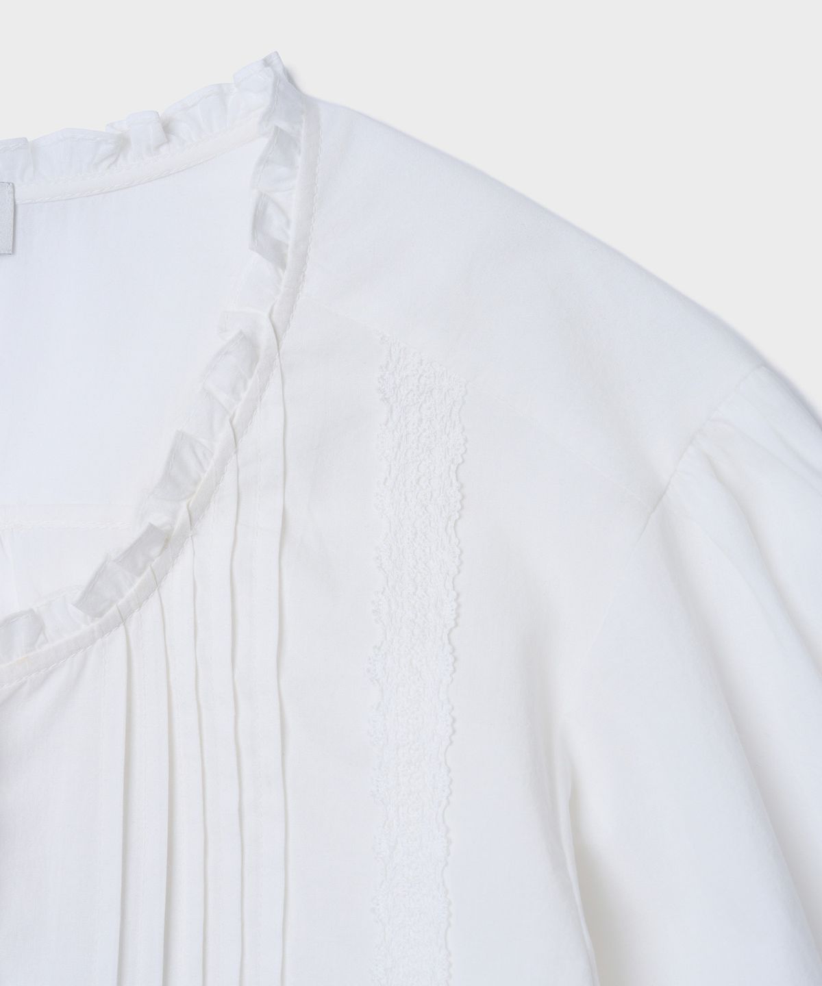 튜드먼트(TTUDEMENT) PINTUCK LACE FRILL BLOUSE_IVORY