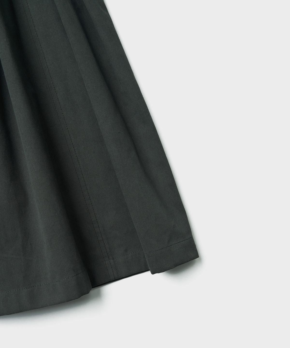튜드먼트(TTUDEMENT) PINTUCK MIDI SKIRT_CHARCOAL