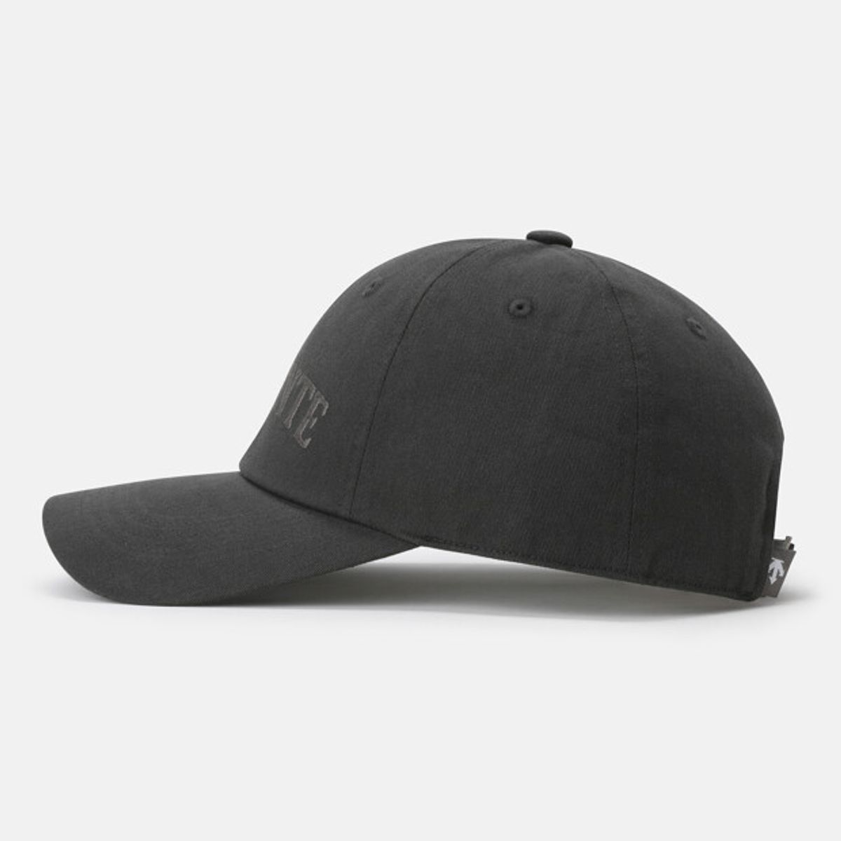 데상트(DESCENTE) 워딩 엠보 로고 볼캡 다크 그레이 SR323UCP70