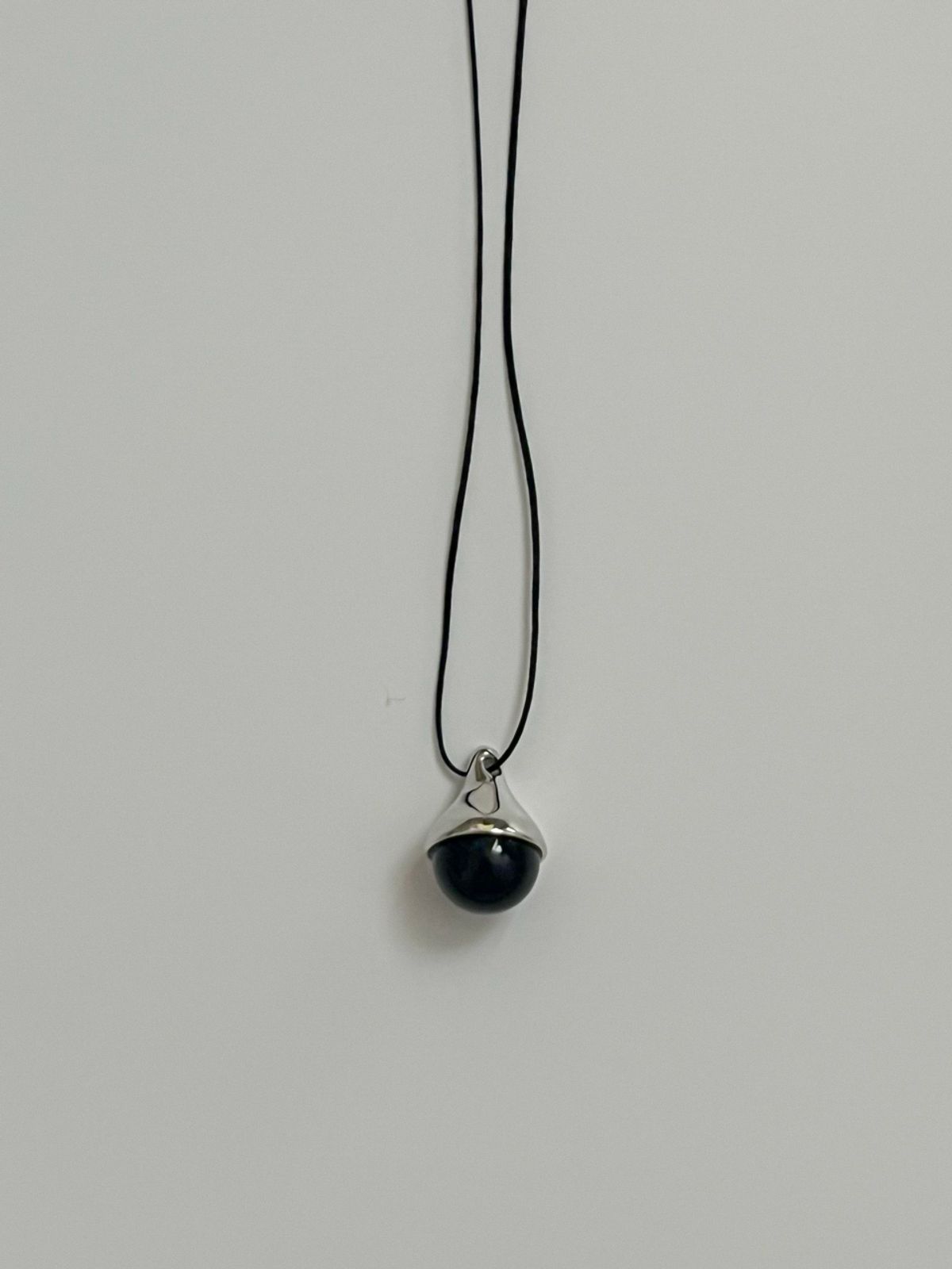 소수(SOSOO) Ouartz Drop Point Necklace [Black]