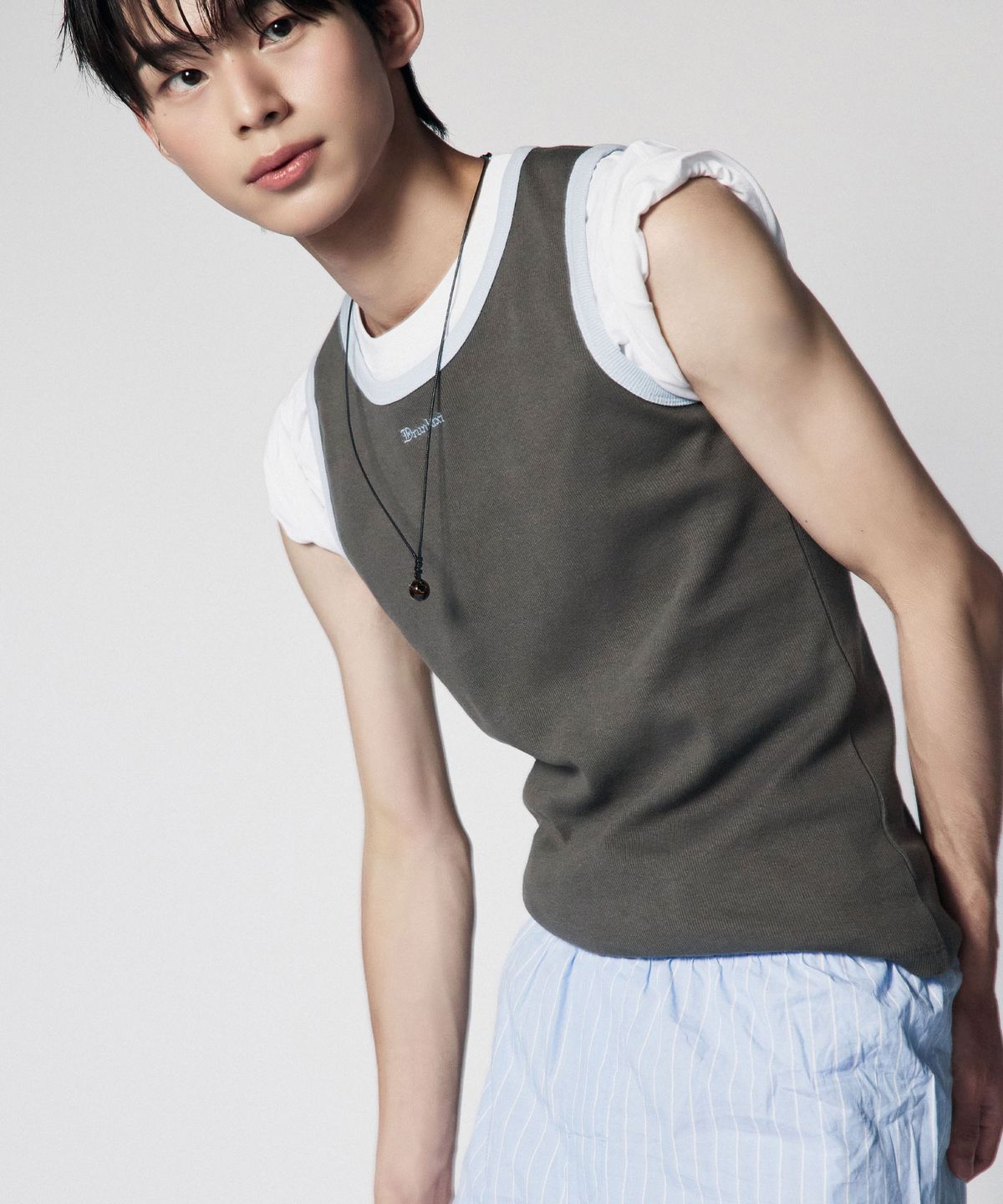 드렁크텍스트(DRUNKTXT) [Drunktxt X Khaki Studio] Layered Two-Tone Tank Top [Sky Blue/Charcoal]
