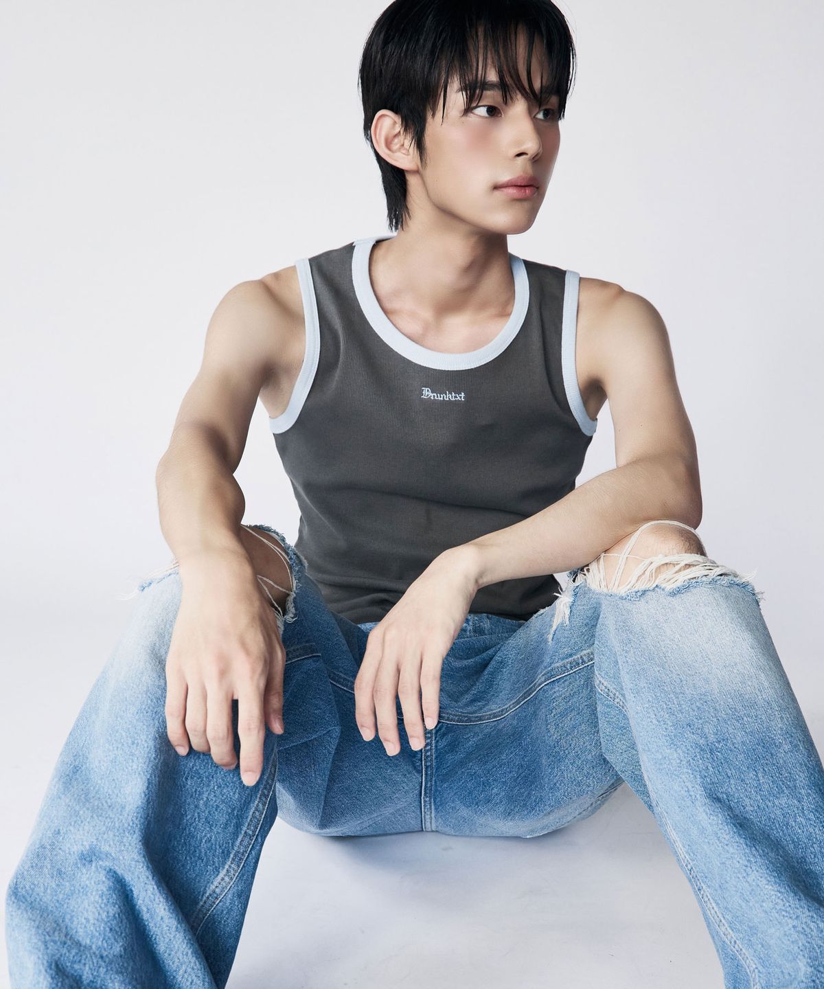 드렁크텍스트(DRUNKTXT) [Drunktxt X Khaki Studio] Layered Two-Tone Tank Top [Sky Blue/Charcoal]