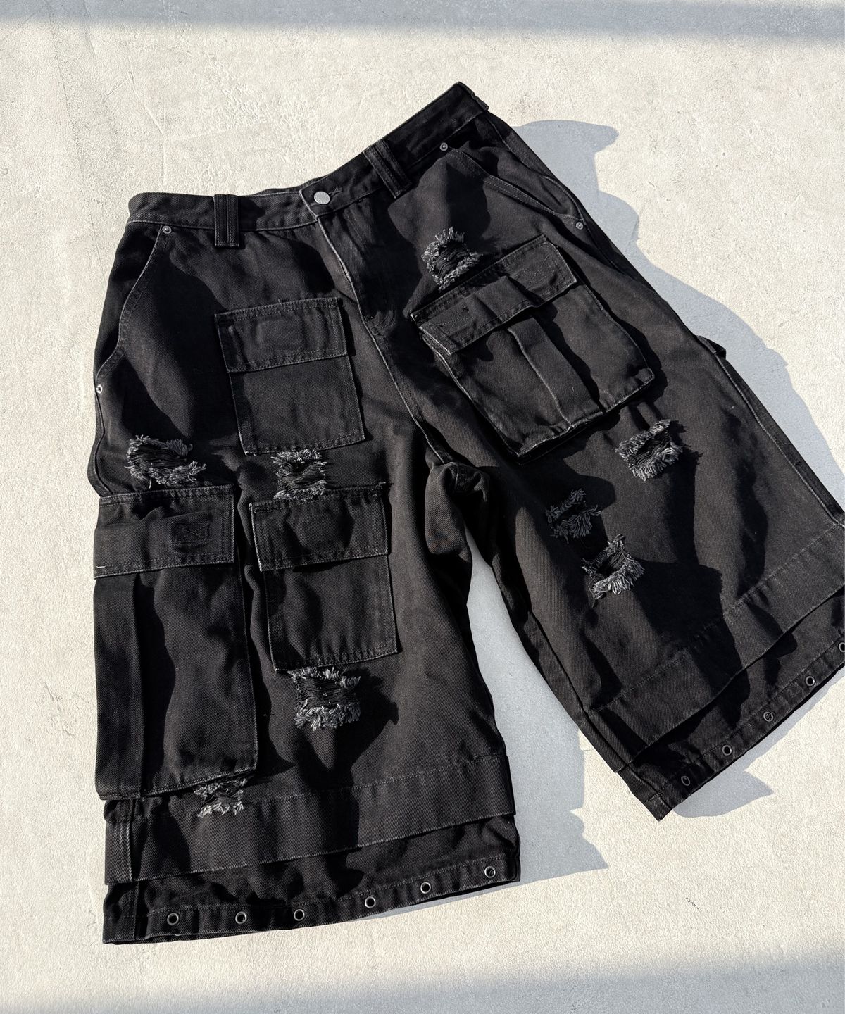 포스센스티브(FORCESENSITIVE) MASSIVE WASHED BLACK CARGO BERMUDA PANTS