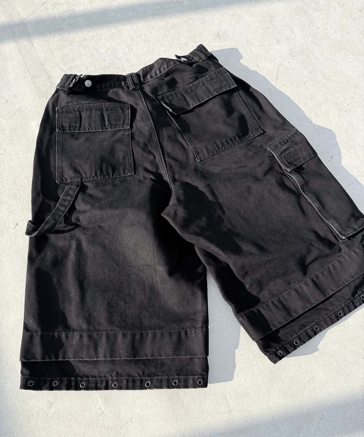 포스센스티브(FORCESENSITIVE) MASSIVE WASHED BLACK CARGO BERMUDA PANTS