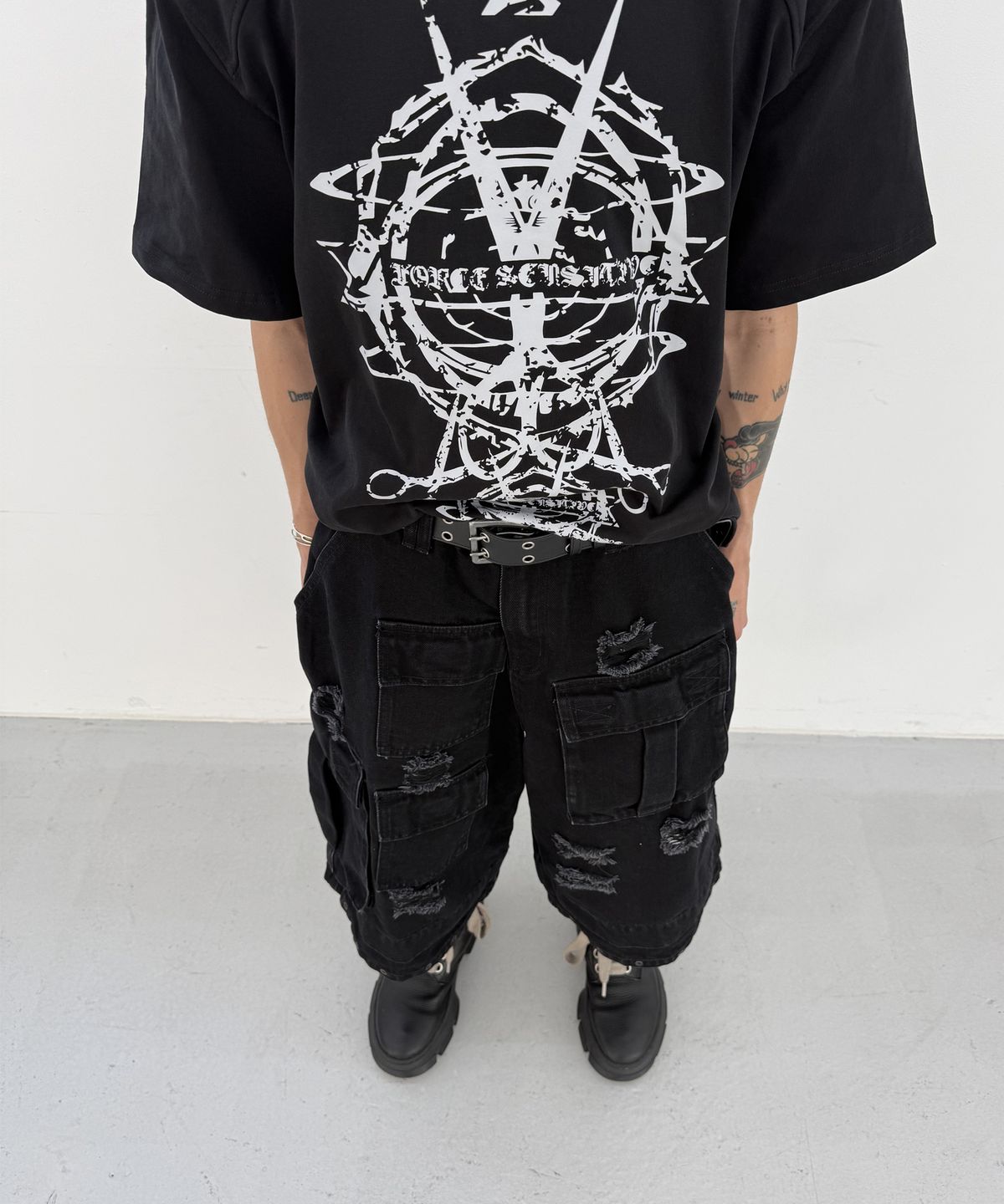 포스센스티브(FORCESENSITIVE) MASSIVE WASHED BLACK CARGO BERMUDA PANTS