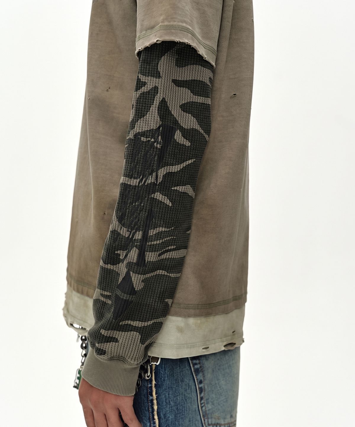 앤더슨벨(ADSB ANDERSSON BELL) DISTRESS LAYERED LONG SLEEVE T-SHIRT (BEIGE)