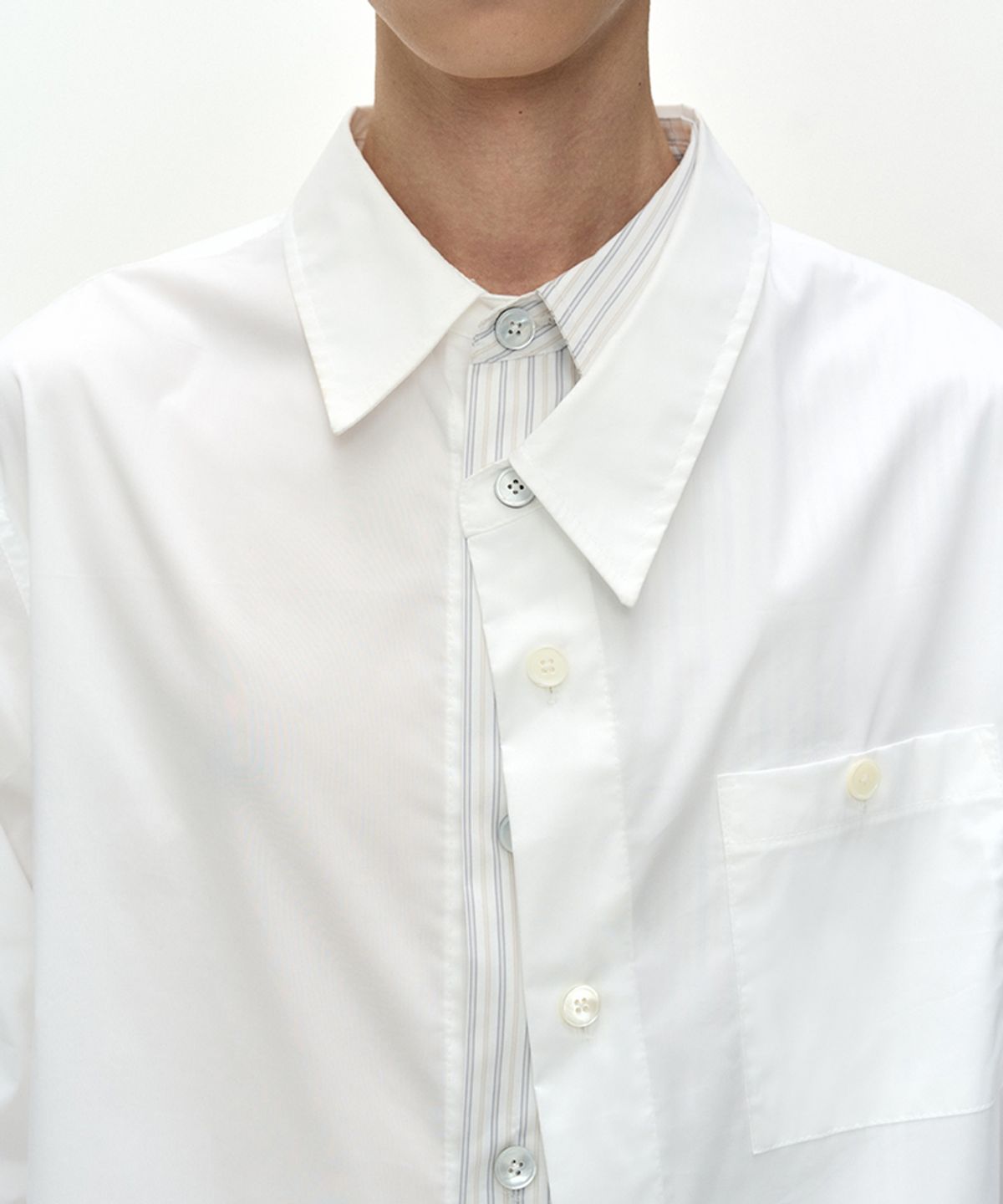 앤더슨벨(ADSB ANDERSSON BELL) ASYMMETRIC LAYERED SHIRT (WHITE/WHITE STRIPE)